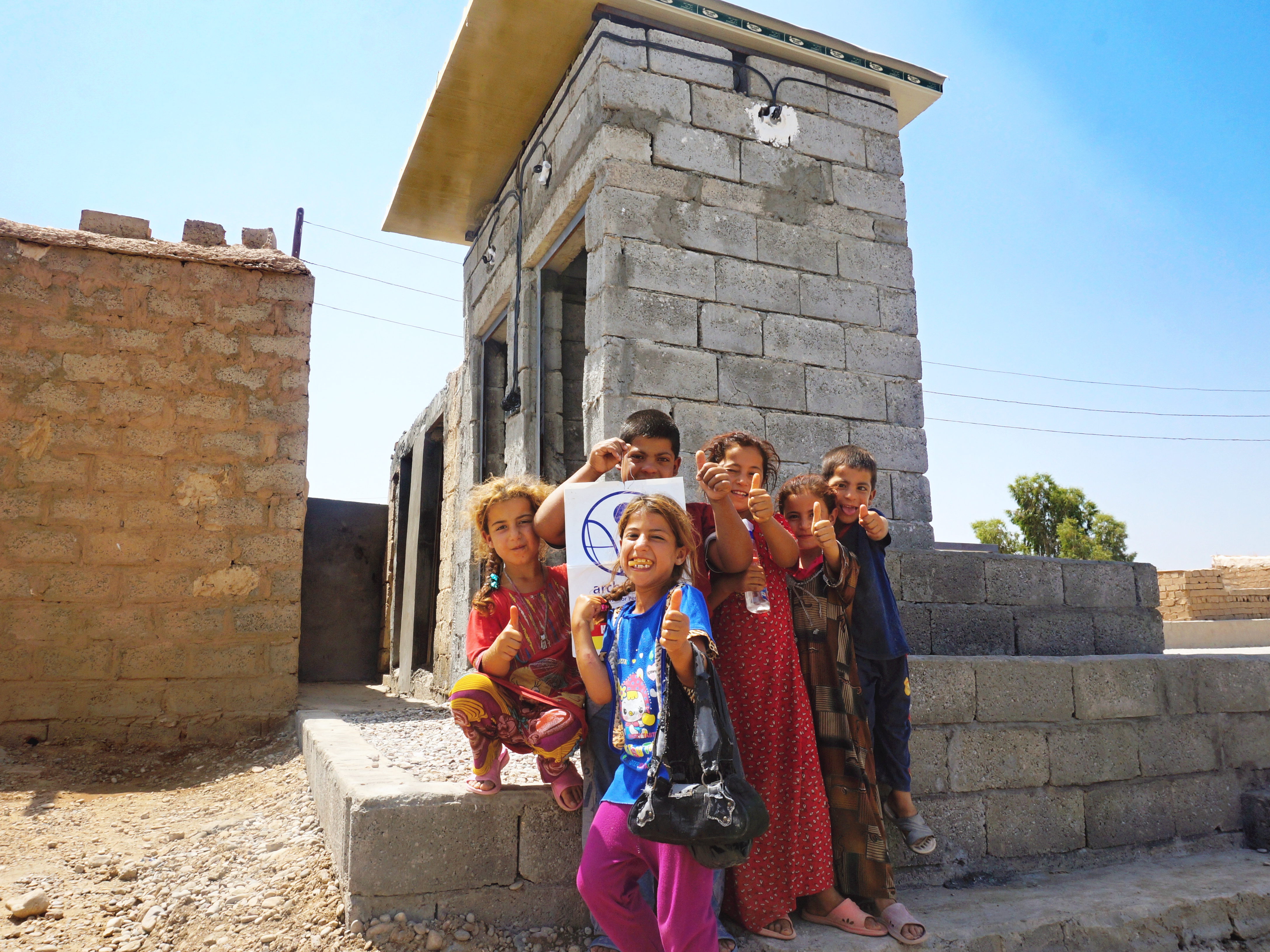 Mädchen der Tel Mangel School vor ihrer neuen Schultoilette