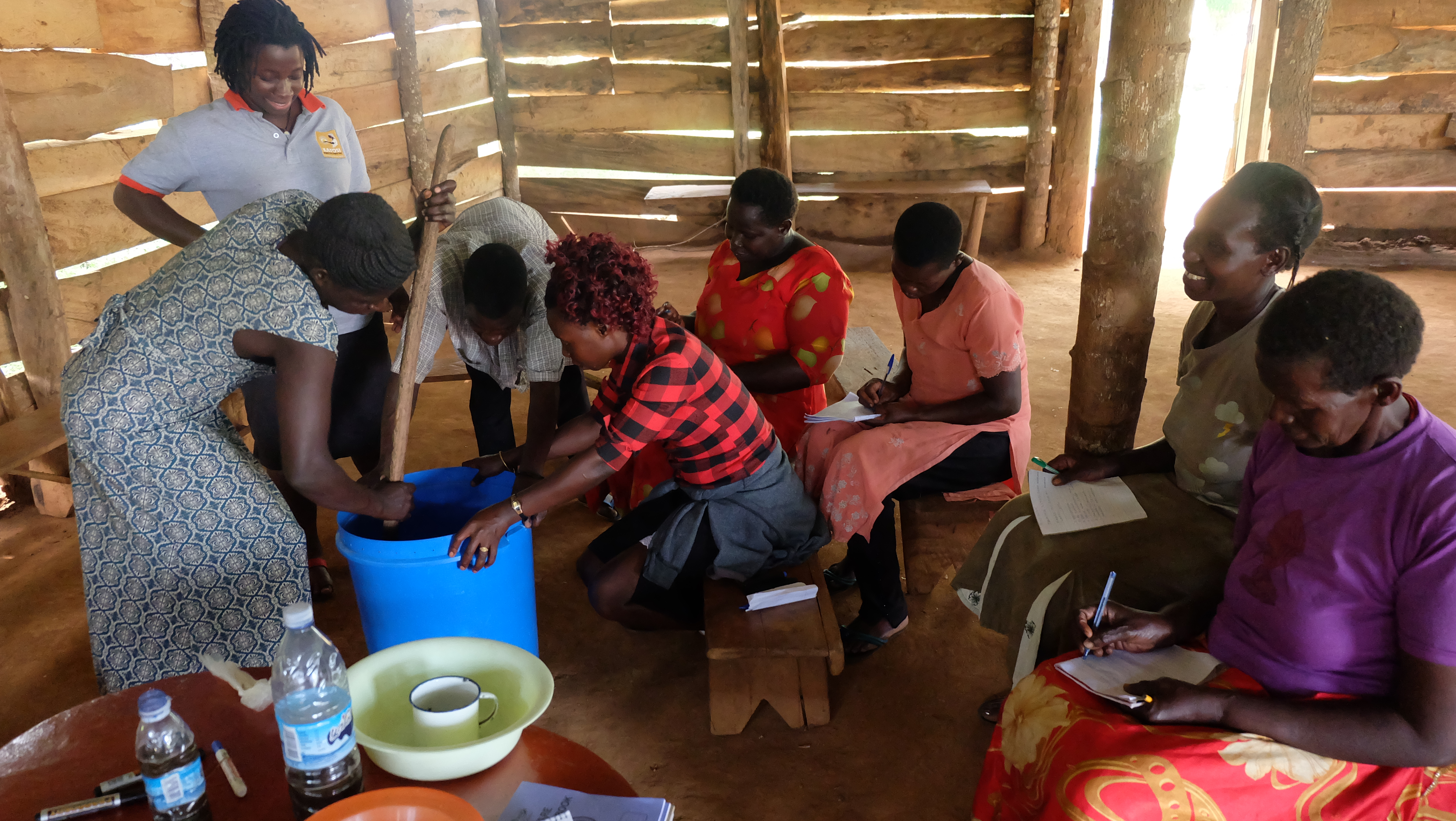 Die Frauenselbsthilfegruppe in Bugala übt sich in der Seifenproduktion