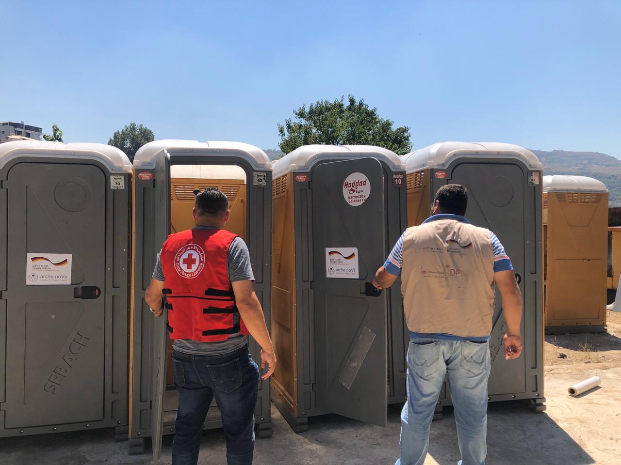 Zwei Männer kontrollieren soeben gelieferte Toiletten.