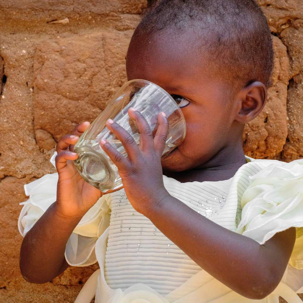 Kind mit Wasserglas