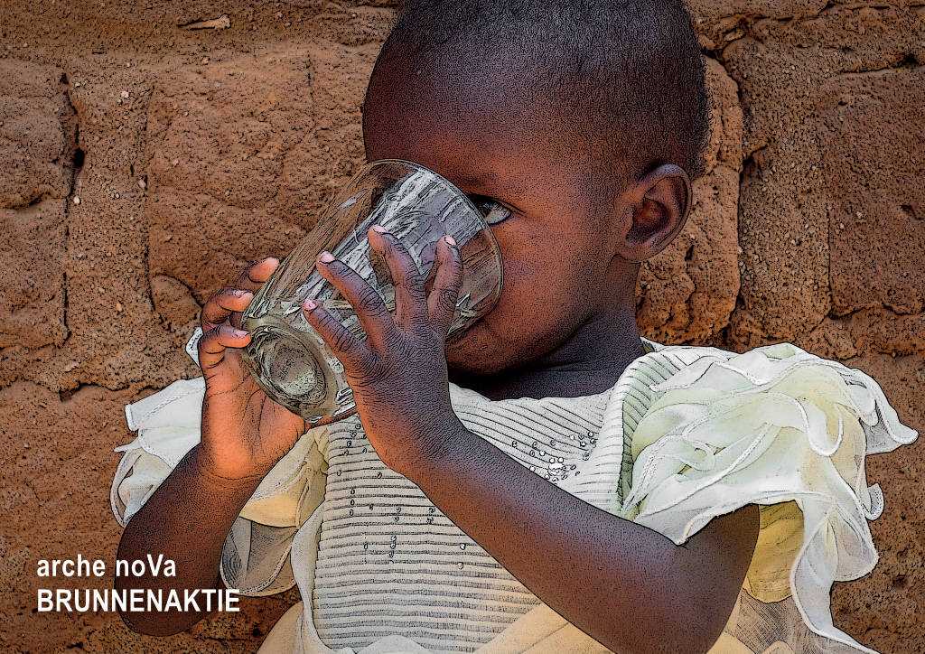 Kind trinkt Wasser aus einem Glas.