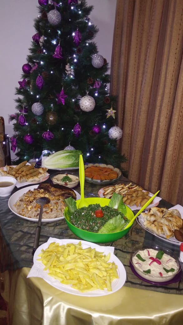 Teller mit verschiedenen Speisen stehen auf einem Tisch