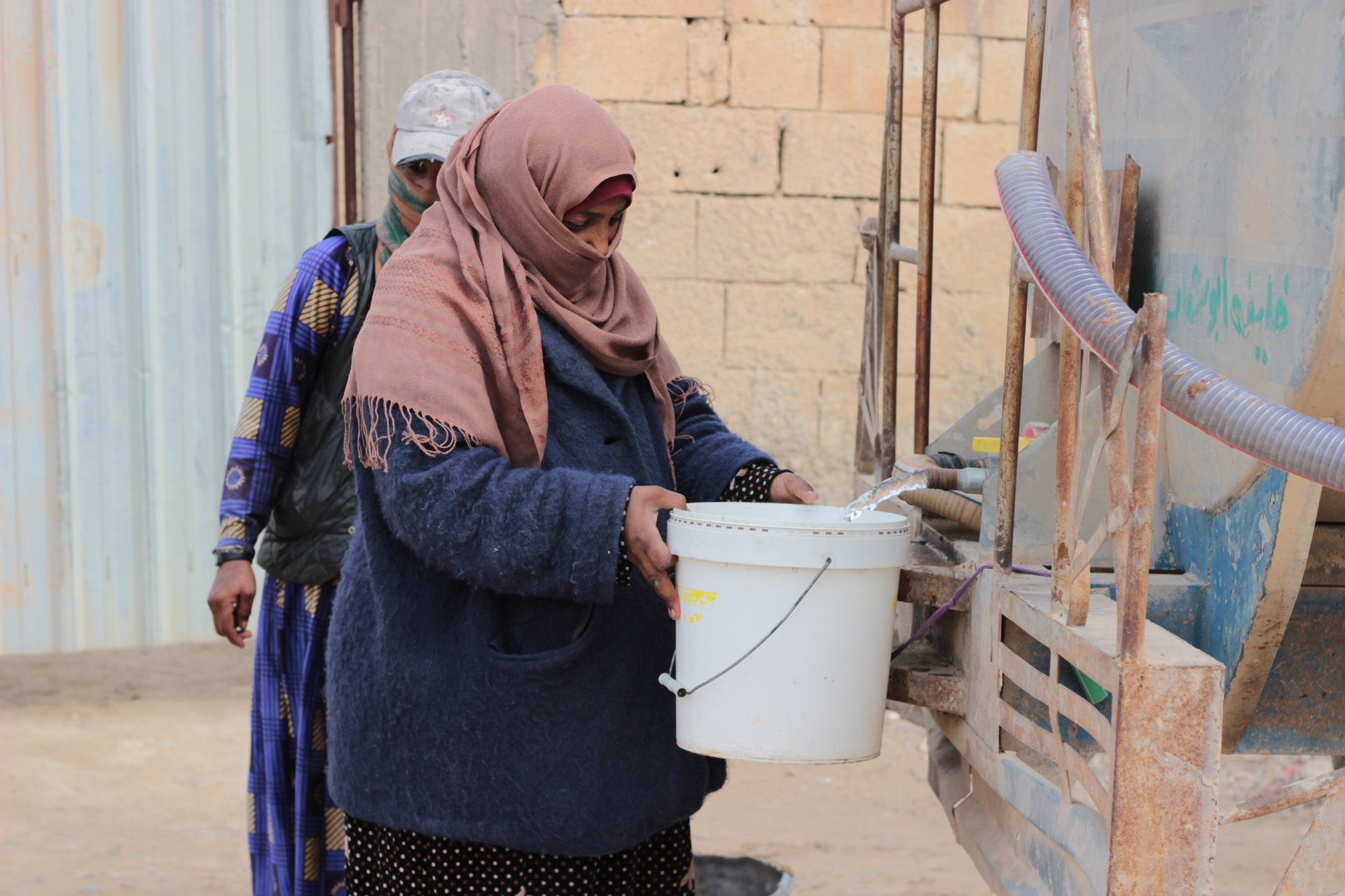 Frauen holen Wasser von einem Tanklastwagen in Nordsyrien
