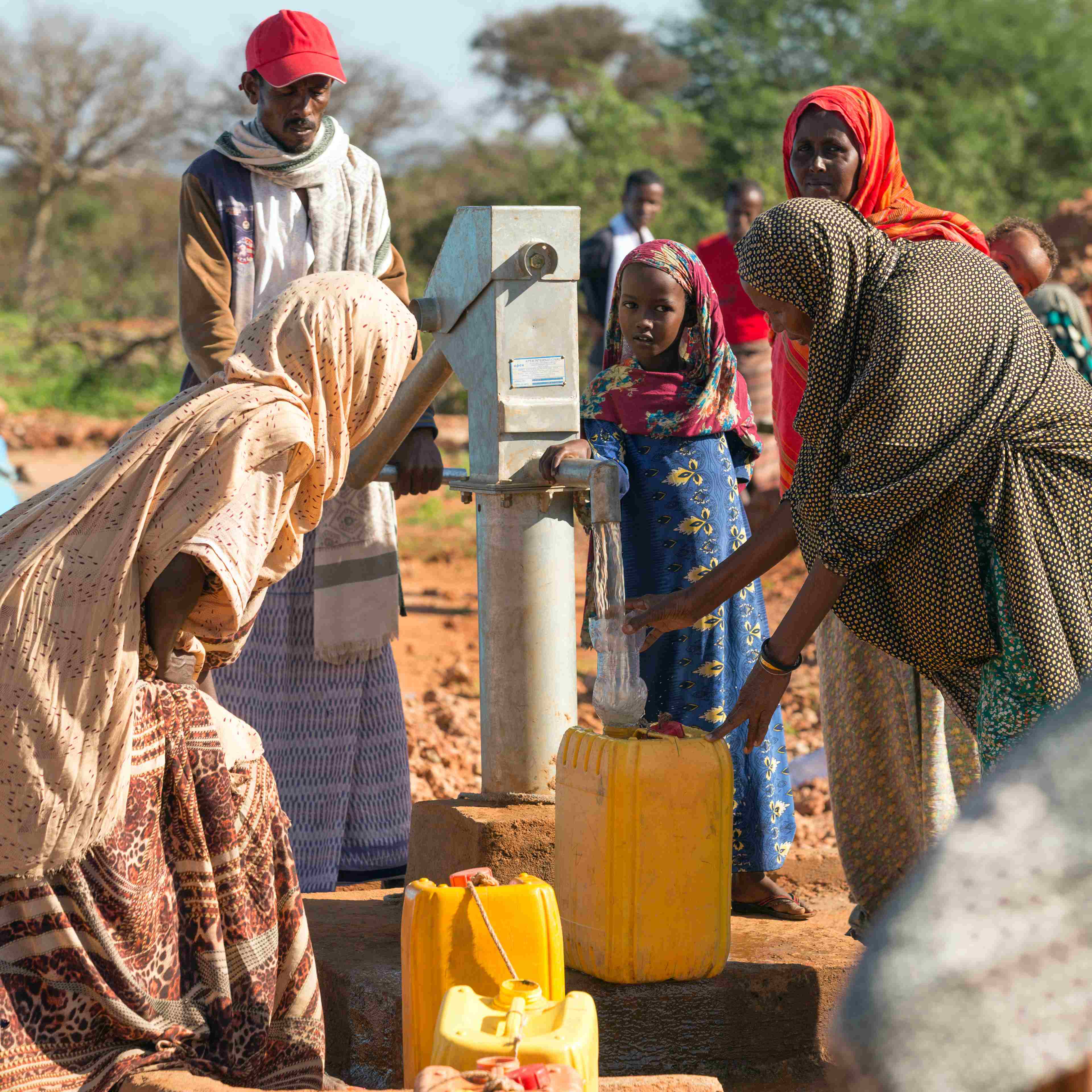 Frauen und Kinder an einem Brunnen in Äthiopien
