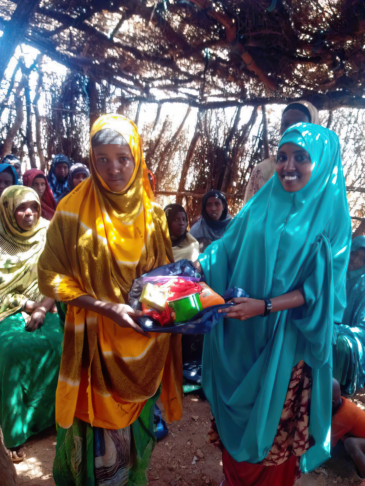 Halimo Abdi (links) erhält ein MHM-Kit