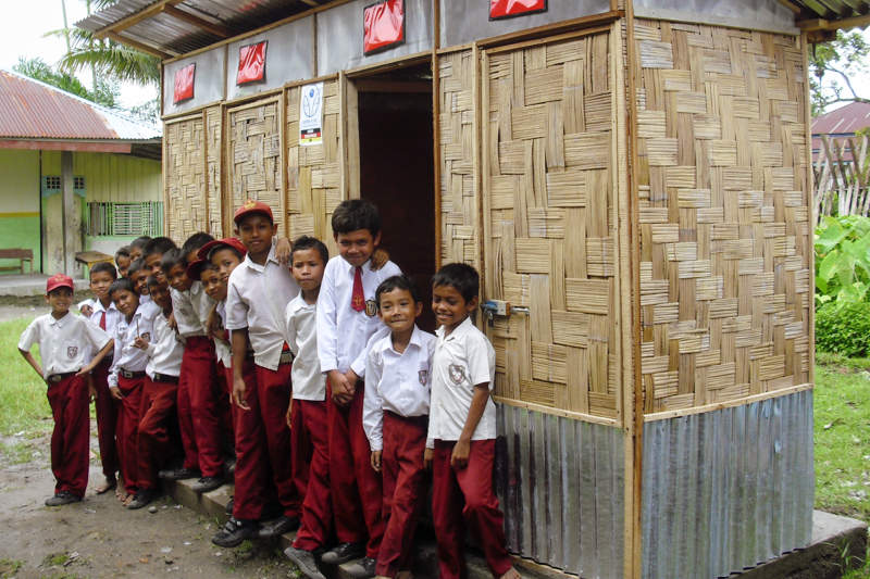 Kindergruppe vor Toilette