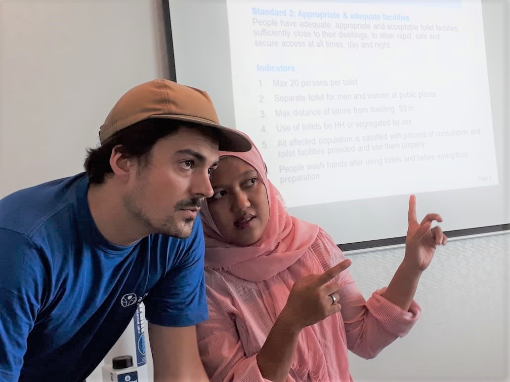 Lorenz Ewers und Übersetzerin beim Workshop in Indonesien