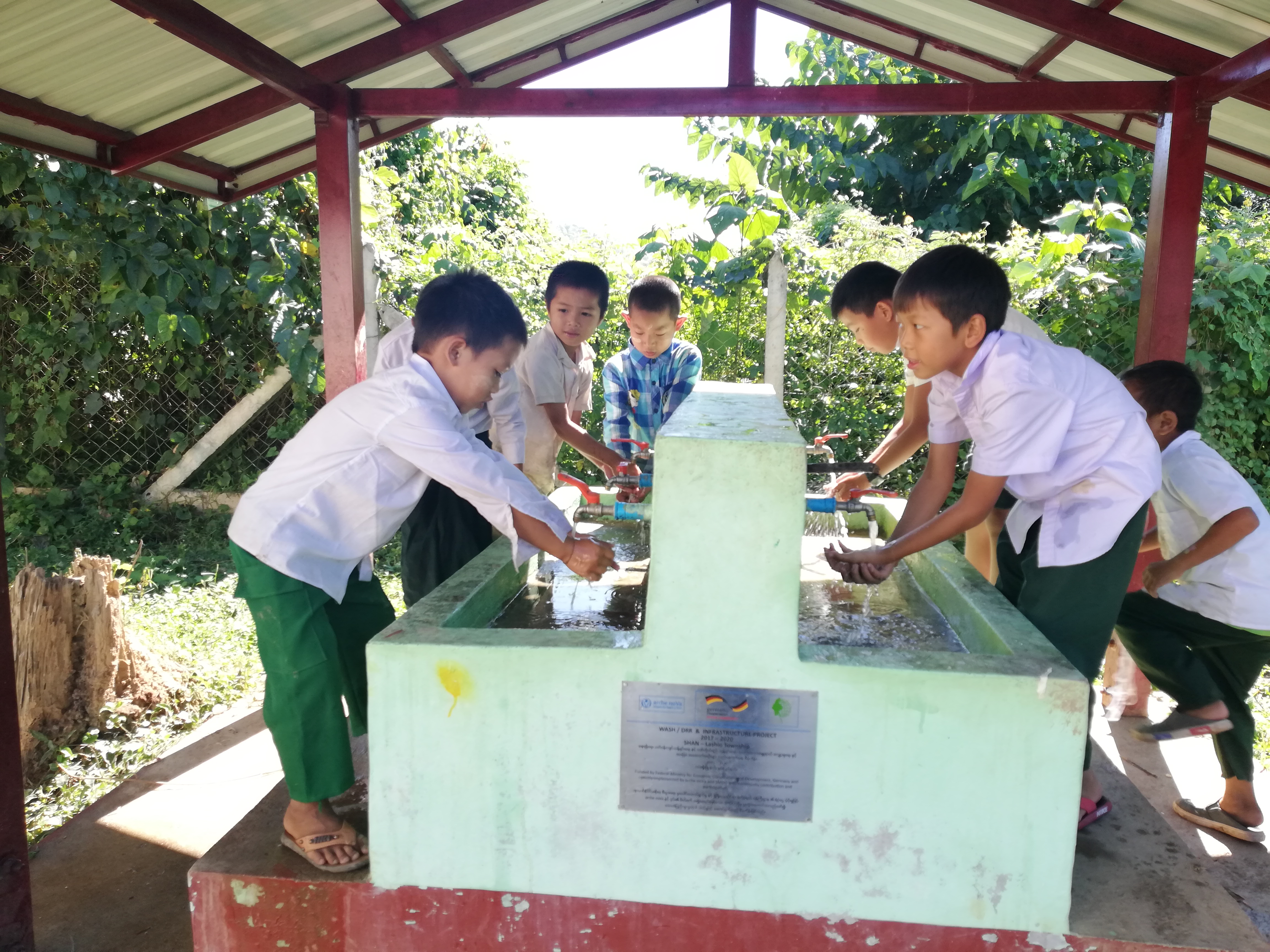 The students wash their hands