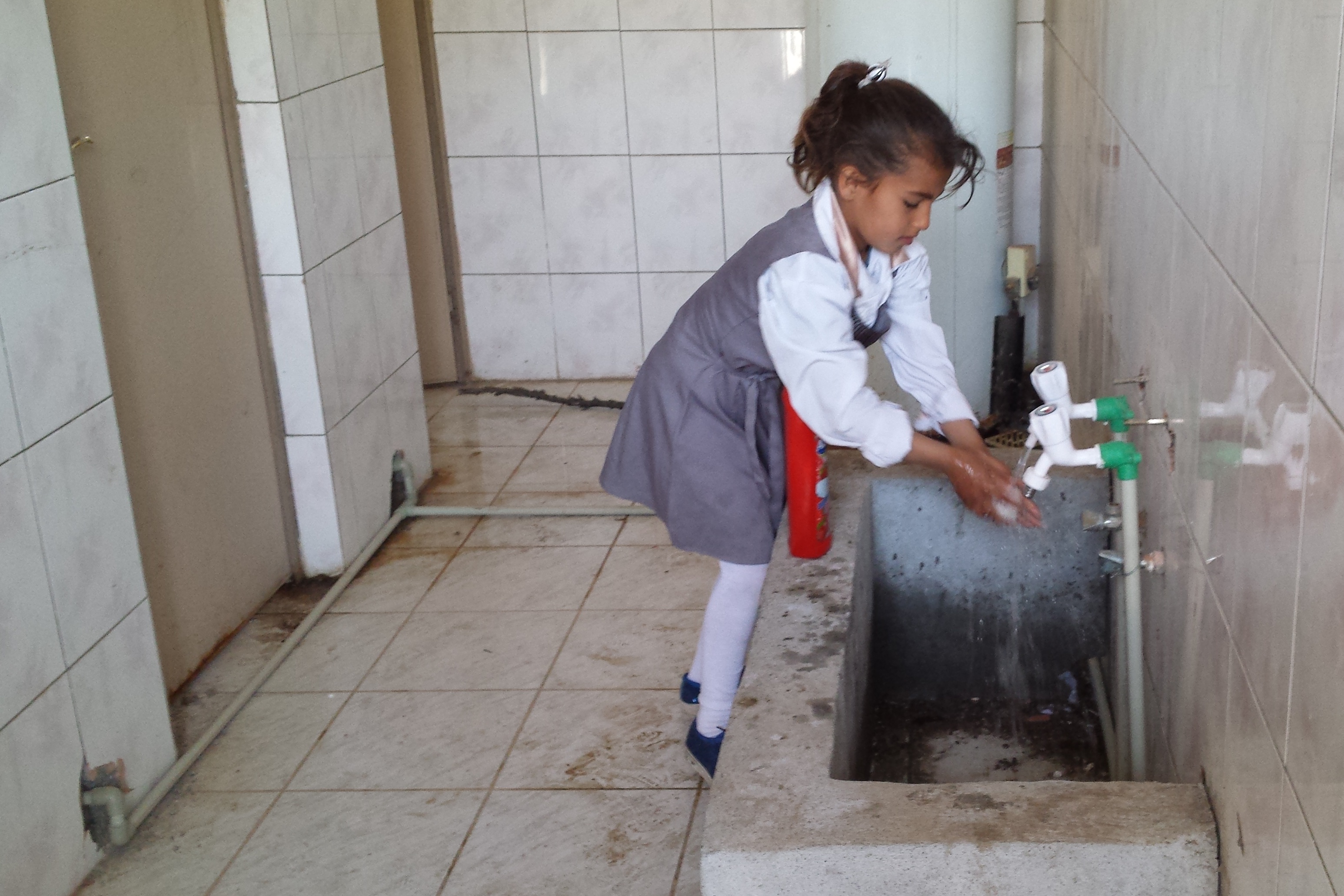 Mädchen beim  Händewaschen