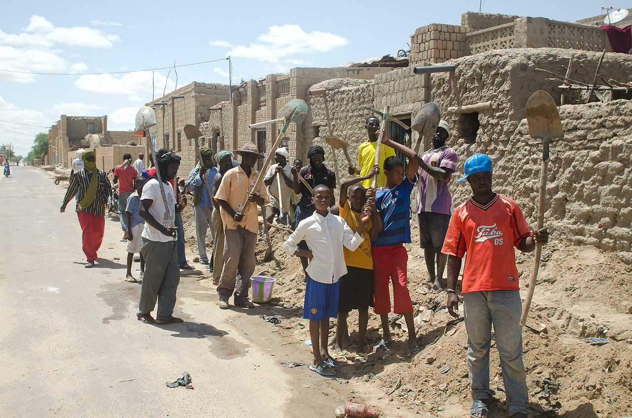 Jugendliche an Abwasserkanal in Timbuktu
