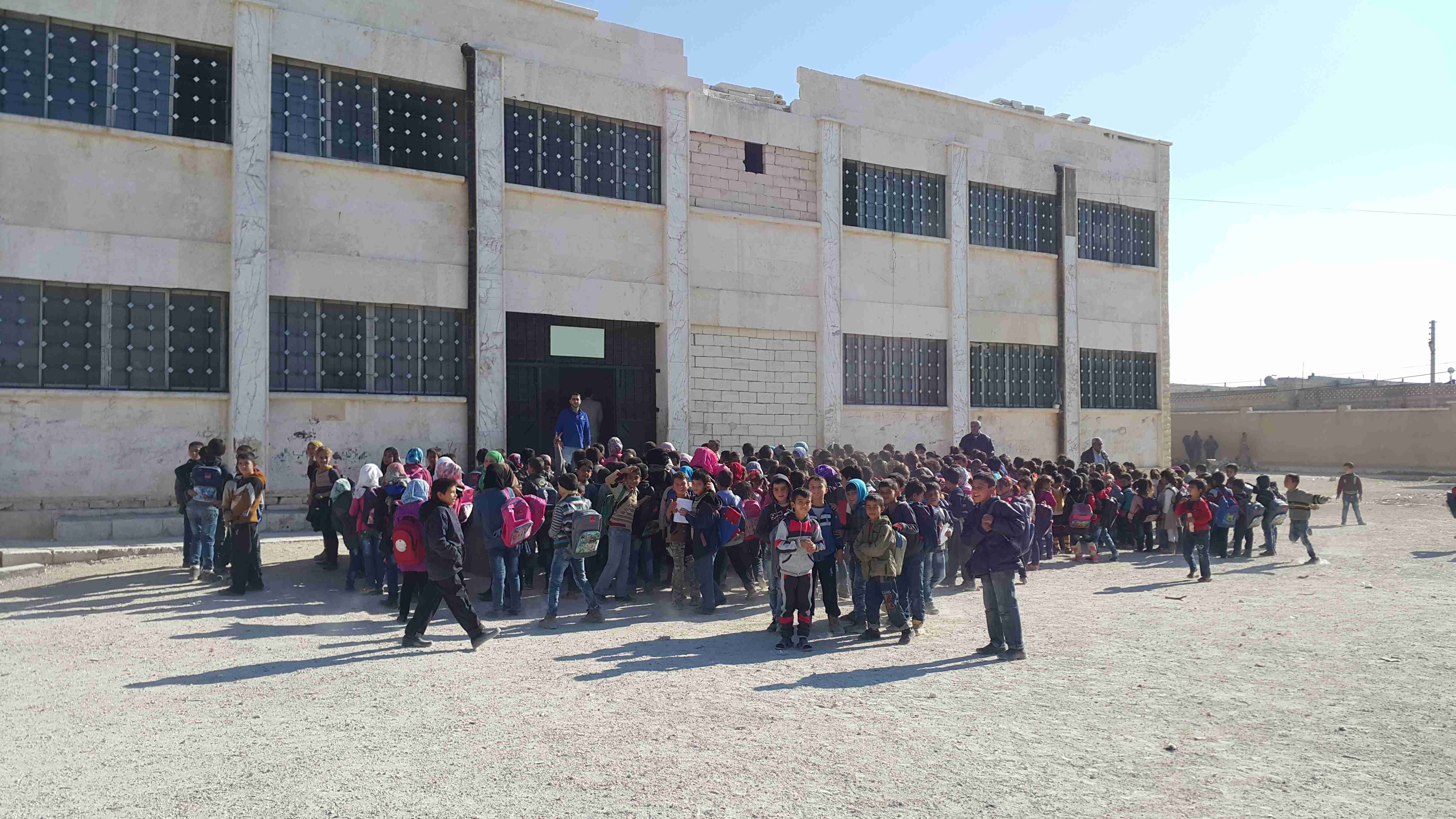 Schüler vor Schulgebäude