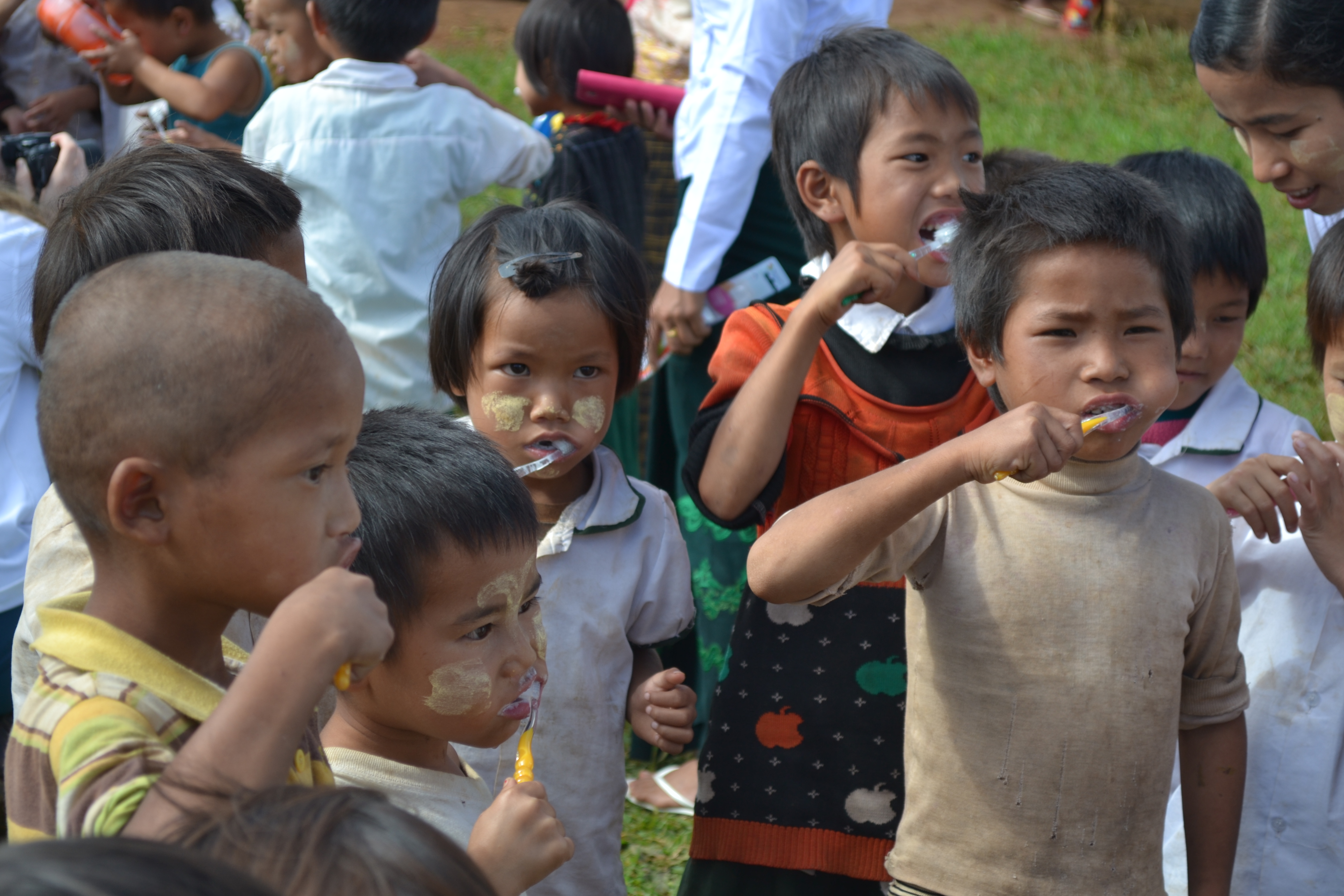 Kinder beim Zähneputzen Shan State/Myanmar