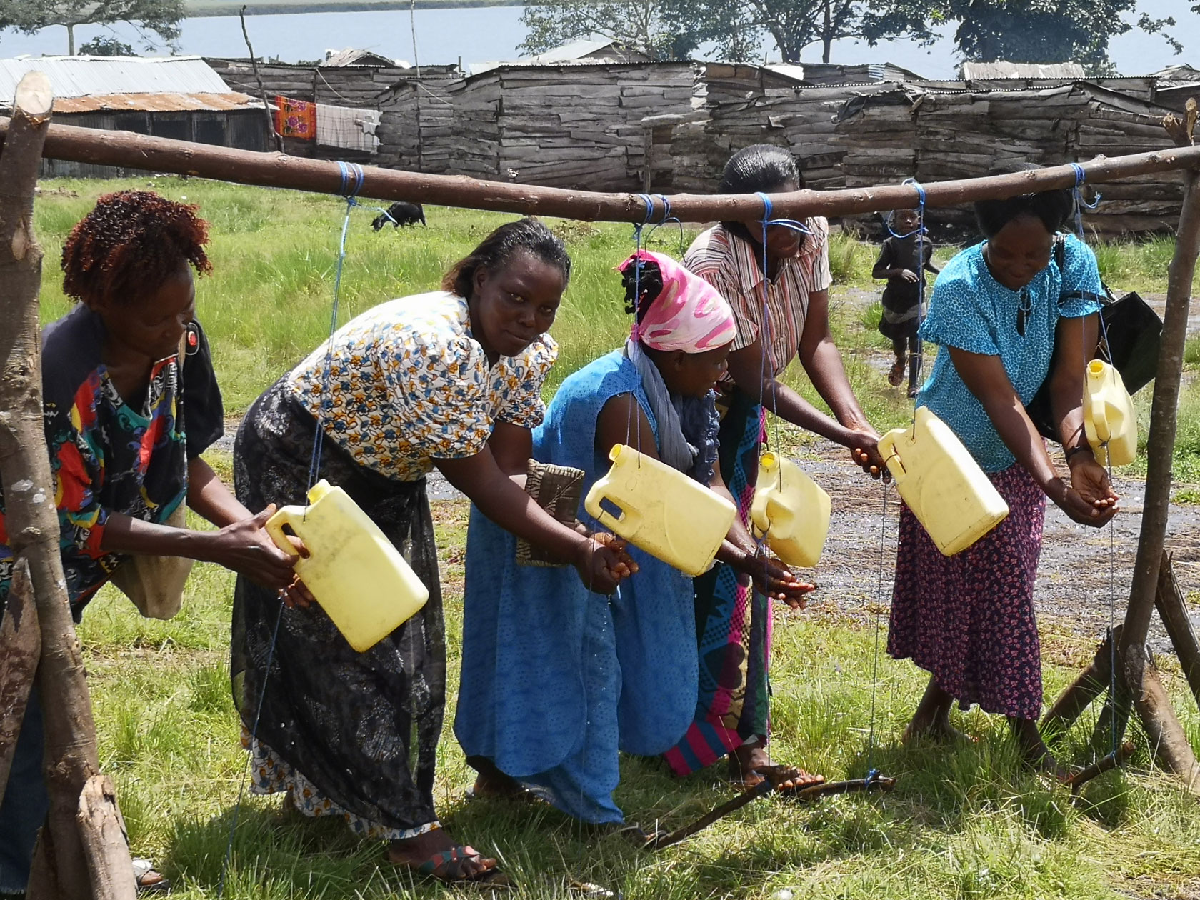 Frauen waschen sich ihre Hände in Nangoma, Uganda.