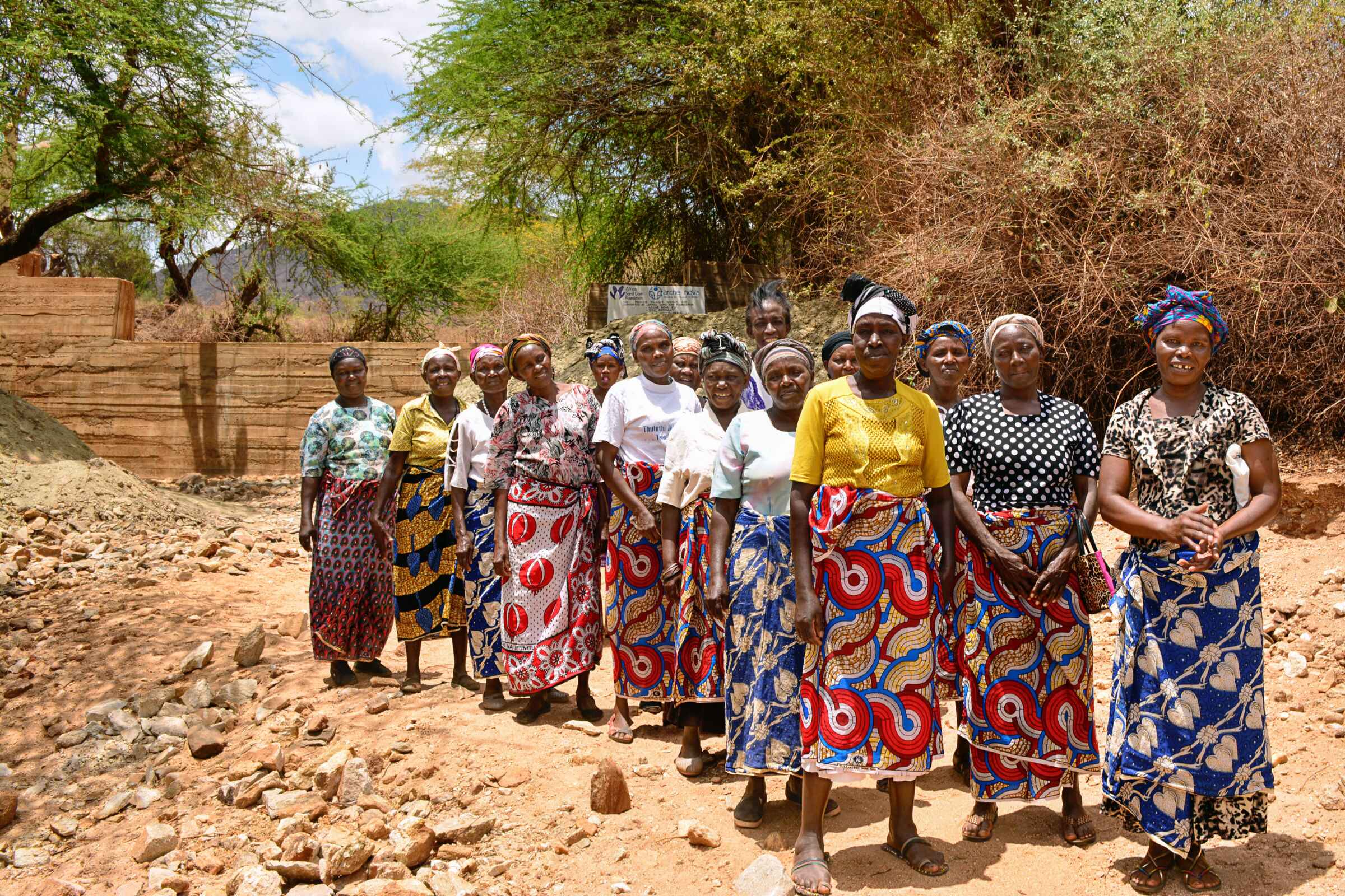 Frauengruppe vor einem Sanddamm in Kenia
