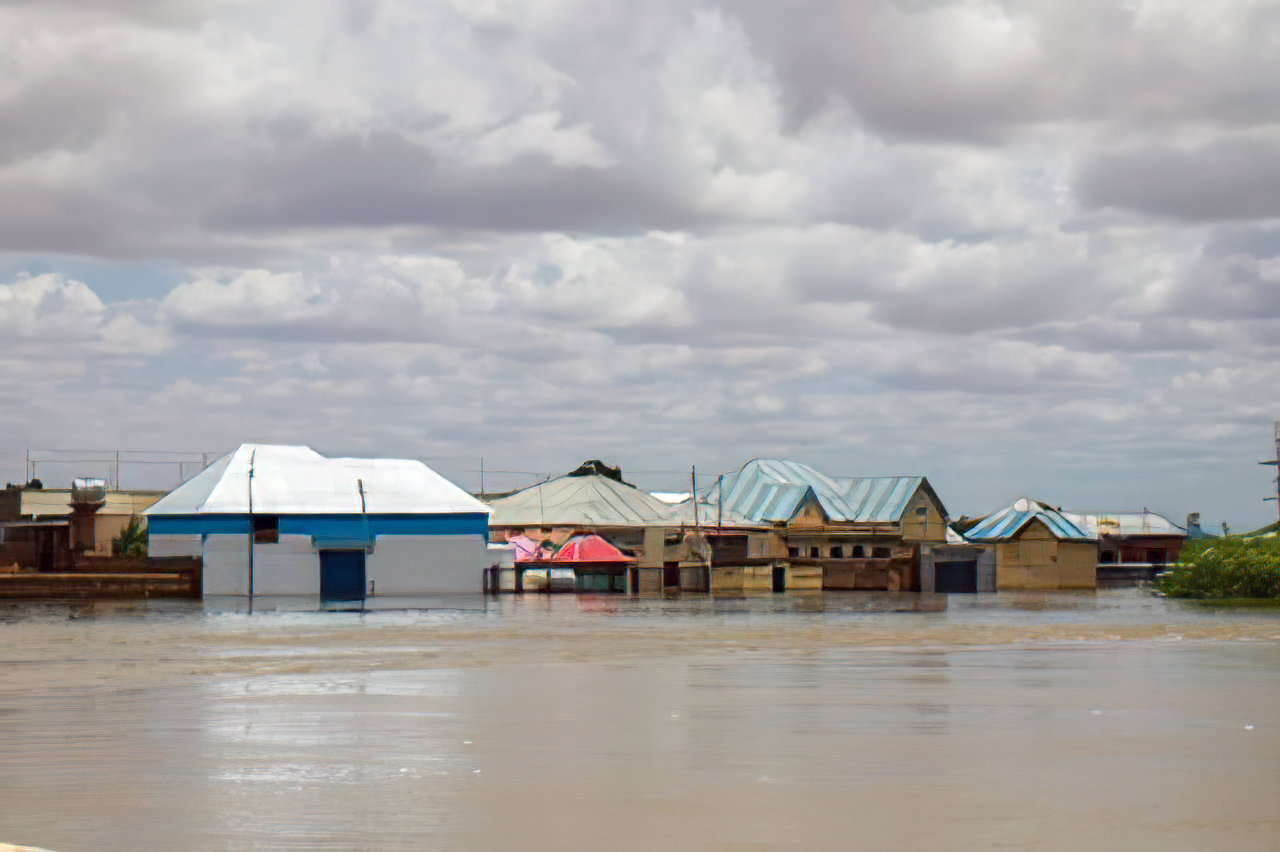 Häuser stehen in Wasser des Shabelle Flusses