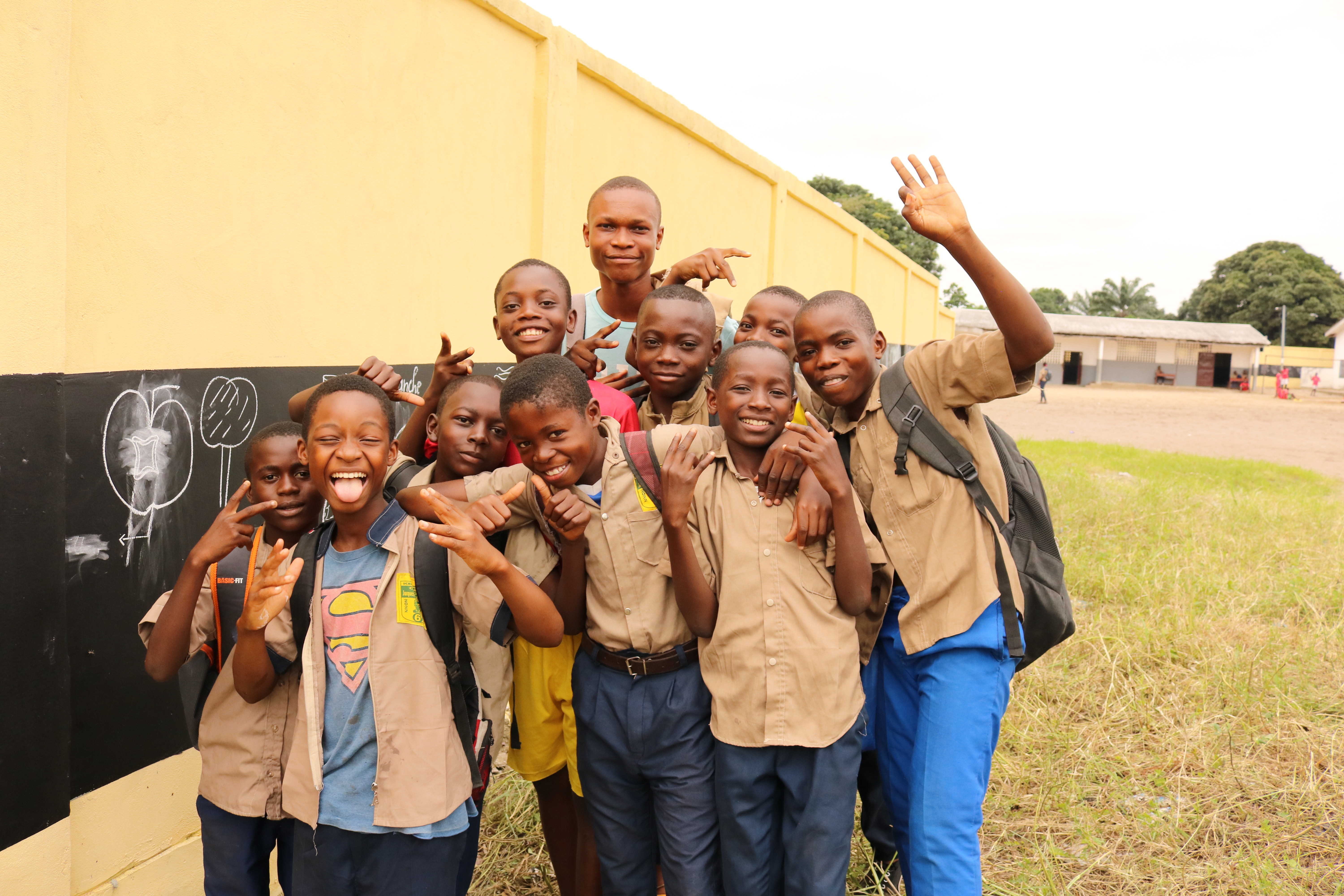 •	Schülergruppe vor Mauer in der Jacques Opangault-Schule Brazzaville