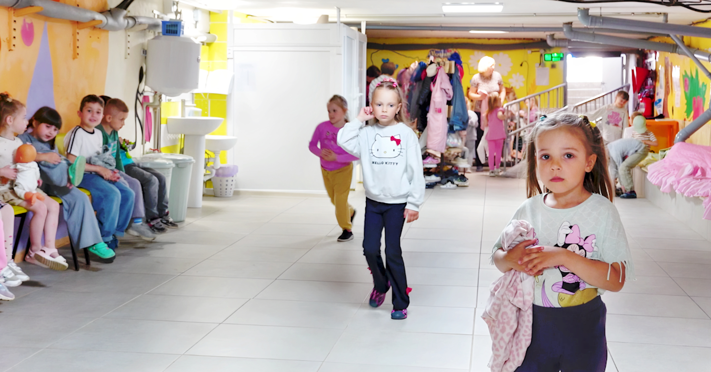 Kinder im Schutzraum einer Schule in der Ukraine