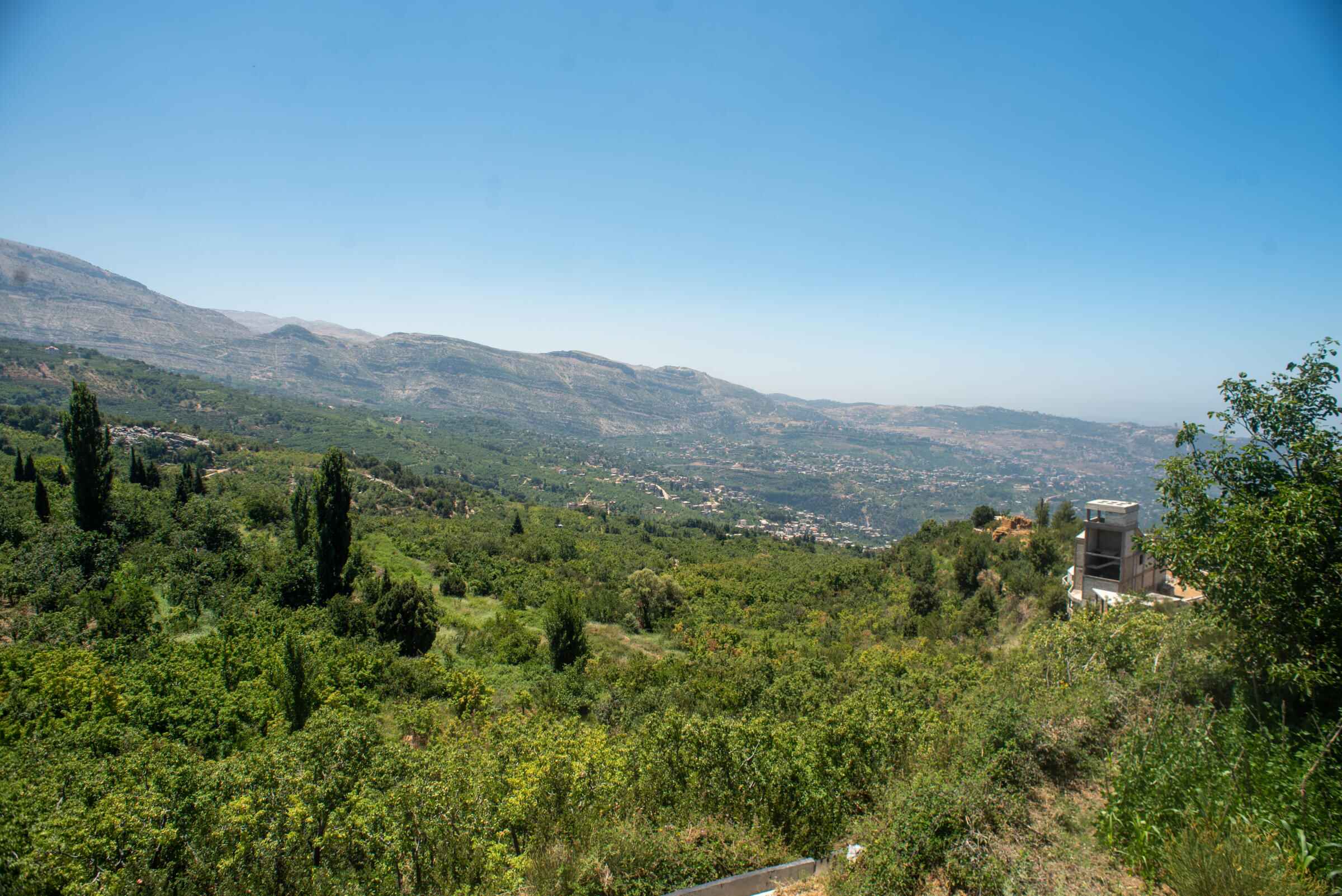 Blick über die bergige Landschaft rund um Beit El Faqs
