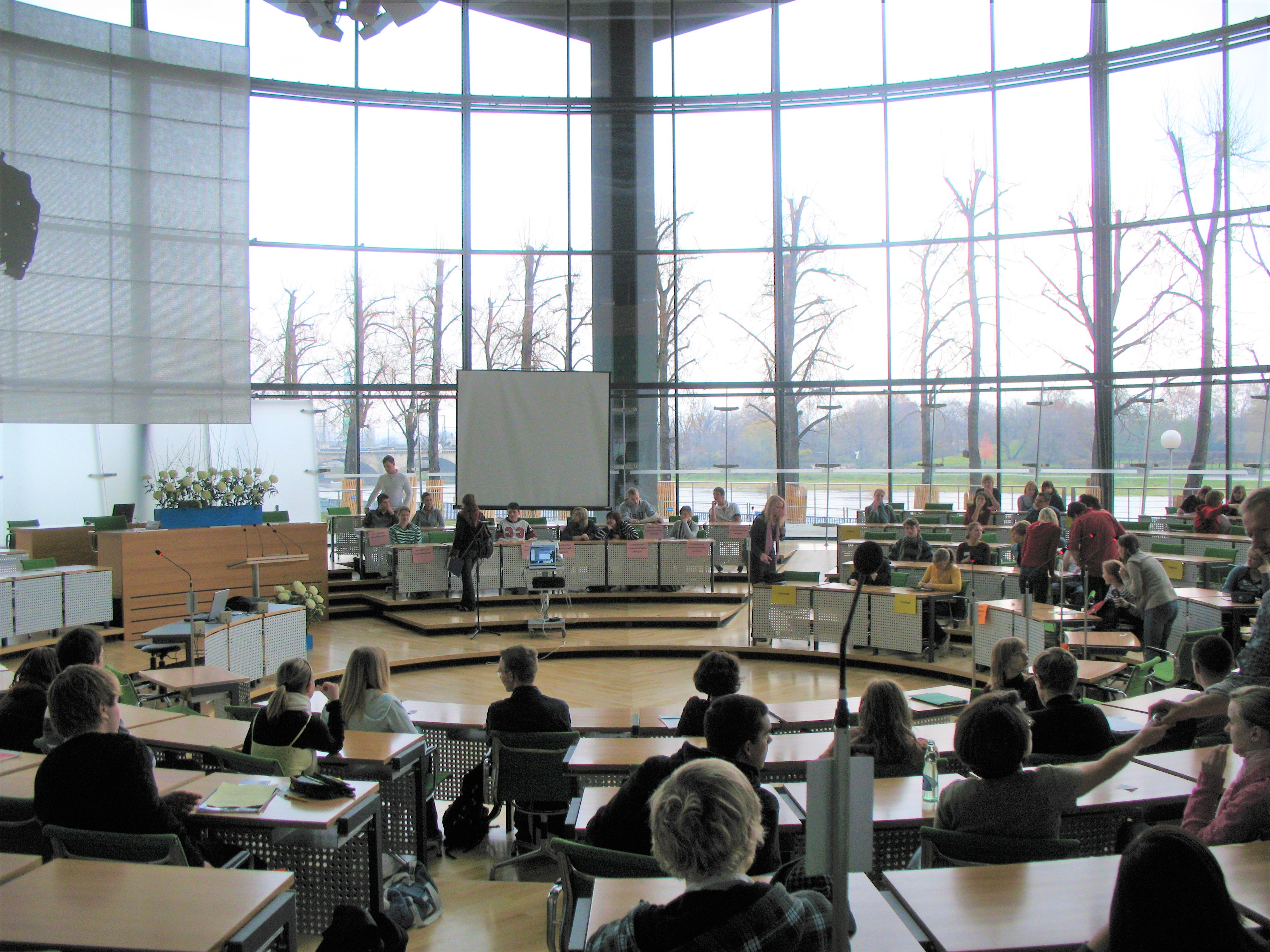 Eine Schulklasse sitzt im Plenarsaal des Sächsischen Landtags
