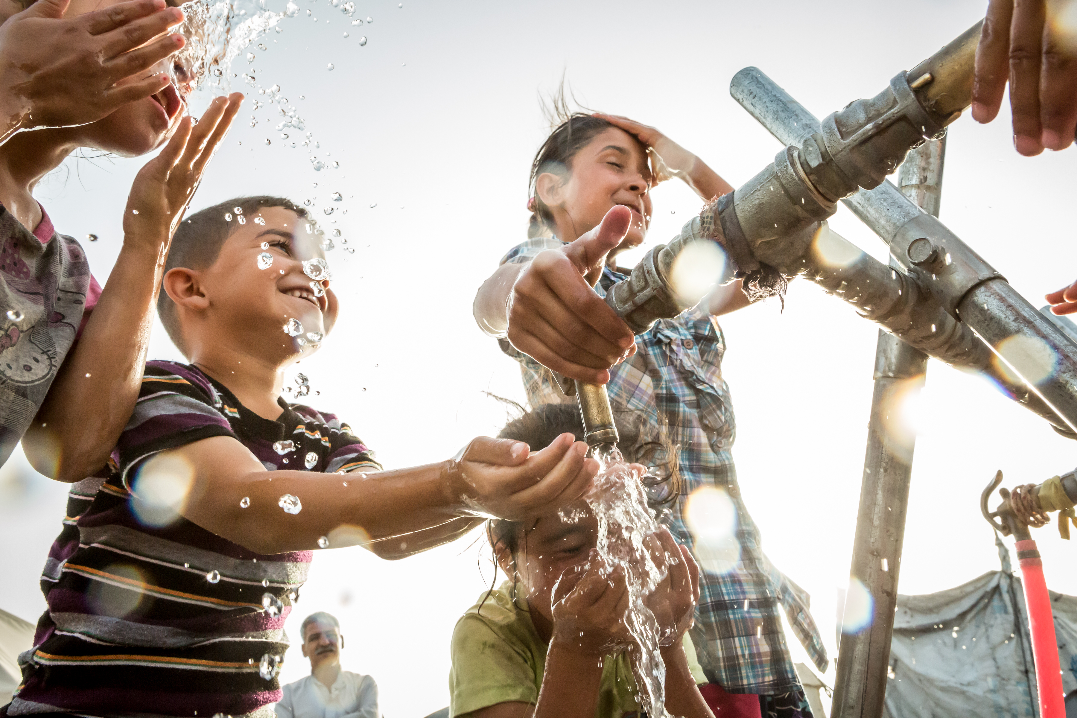 Kinder an Wasserausgabestelle