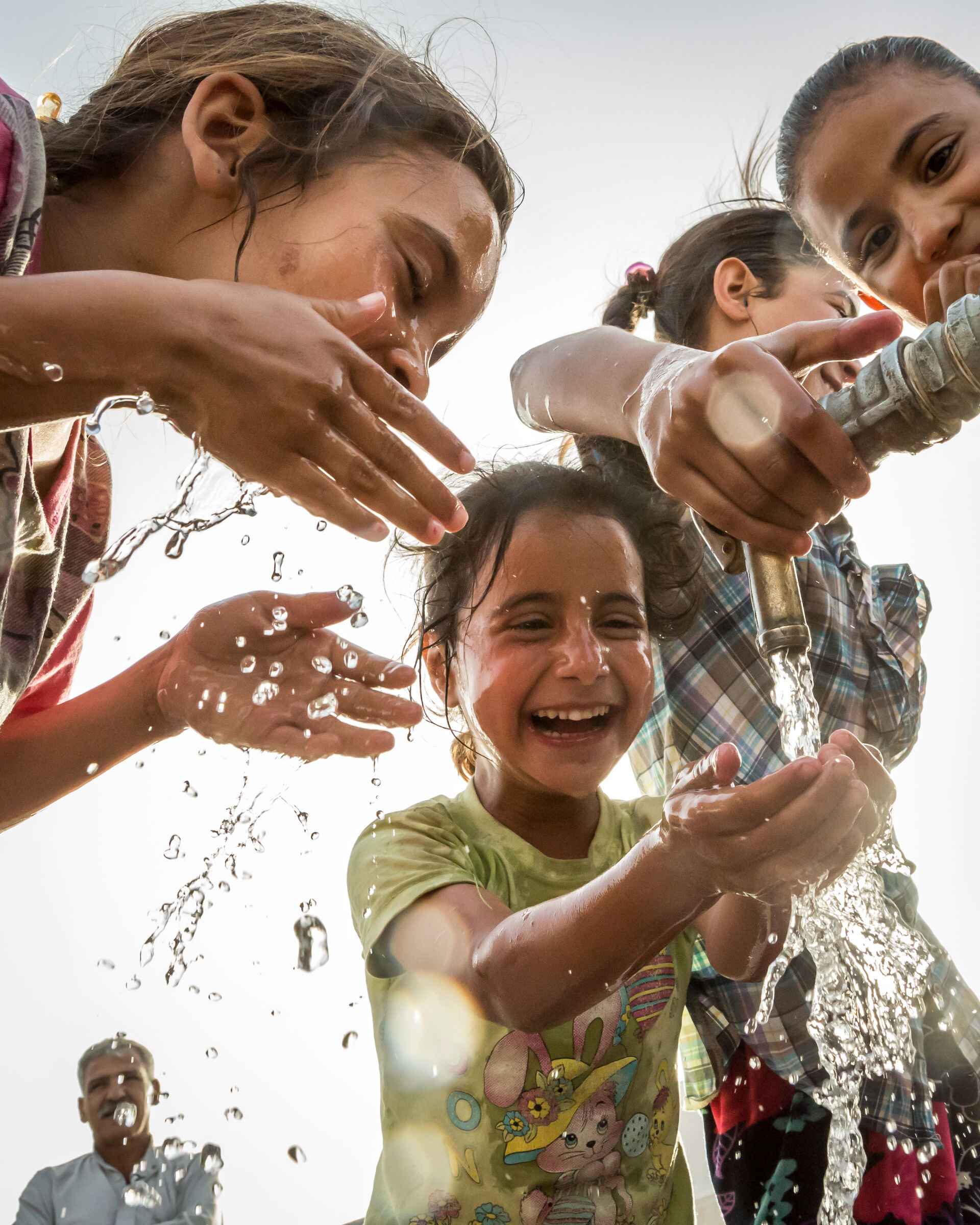 Kinder an Wasserentnahmestelle im Irak - Foto: Emily Kinskey für arche noVa