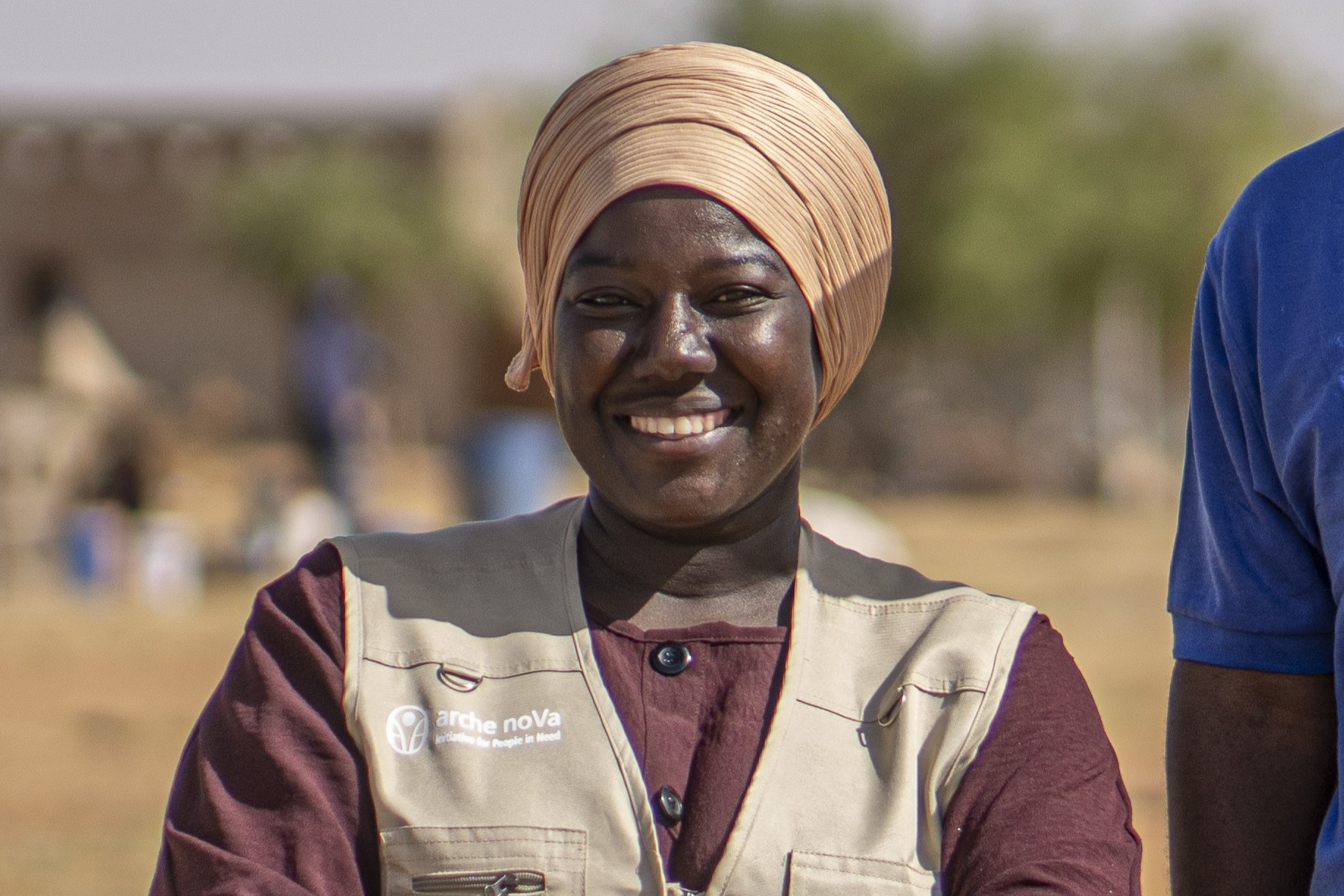 Das Foto zeigt eine junge Frau, die freundlich in die Kamera lächelt, im Portrait..