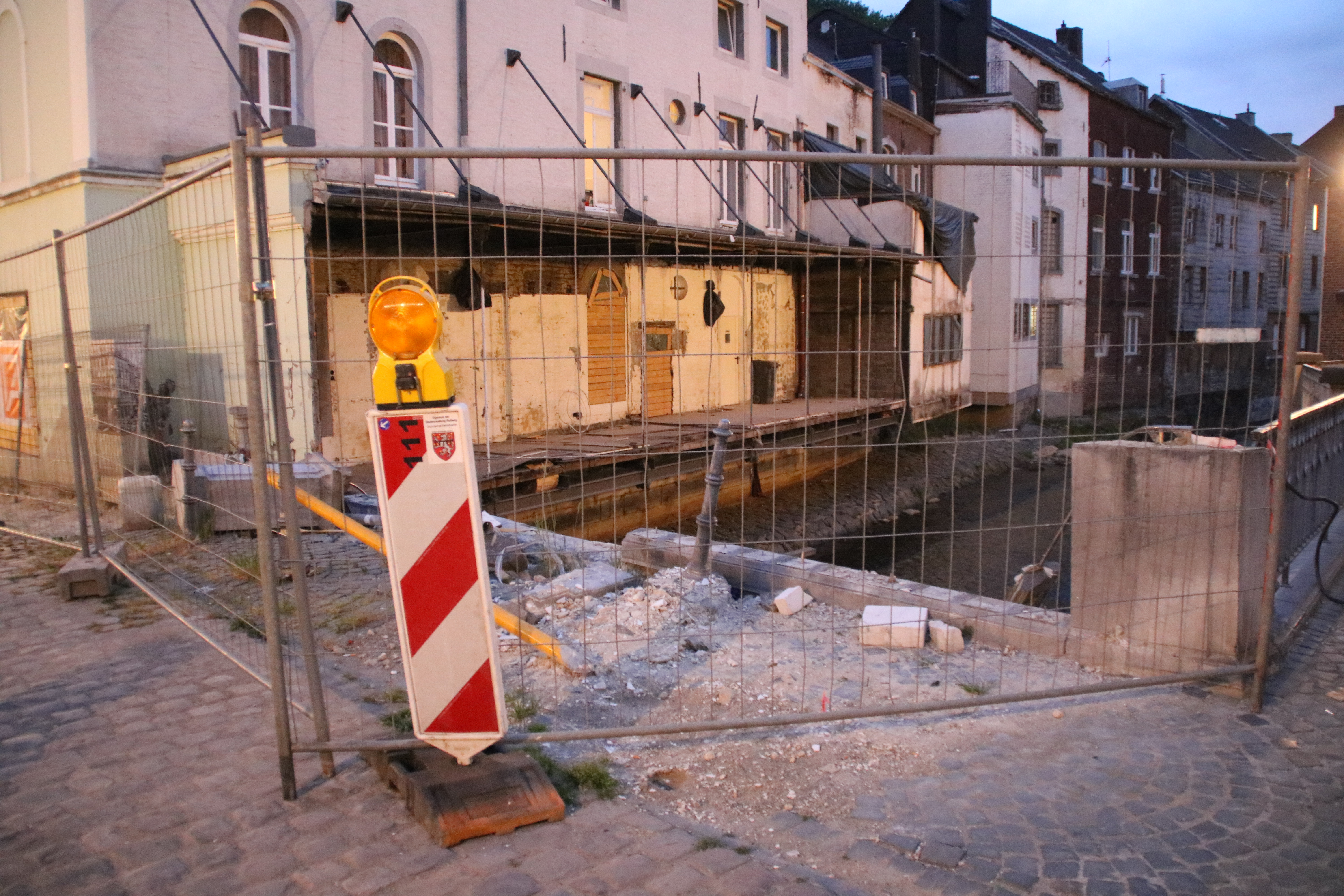 Innenstadt Stolbergs, ein Ort in Nordrhein-Westfalen. Das Gelände ist von Bauzäunen umschlossen.