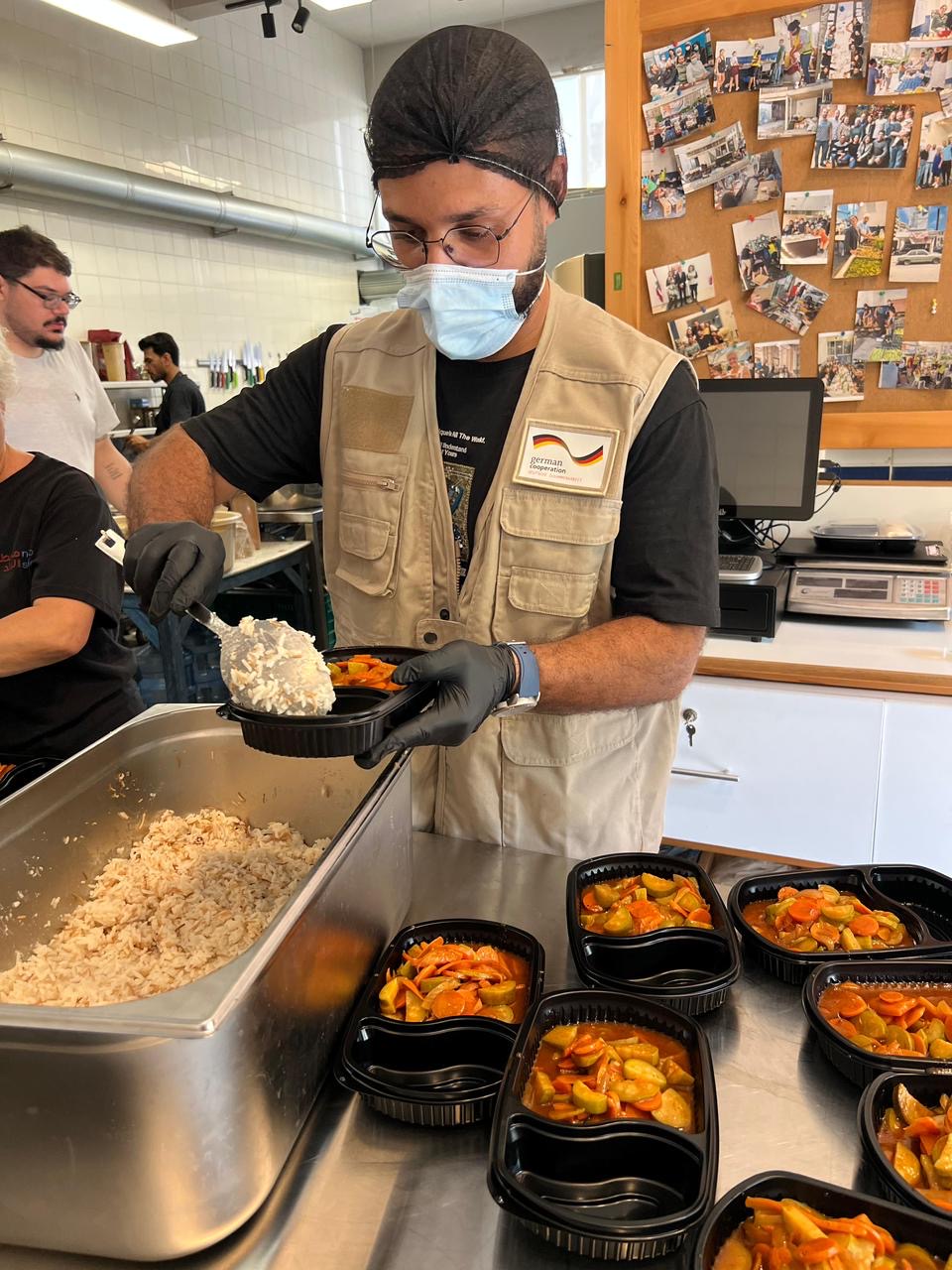 Ein Mann portioniert Mahlzeiten.