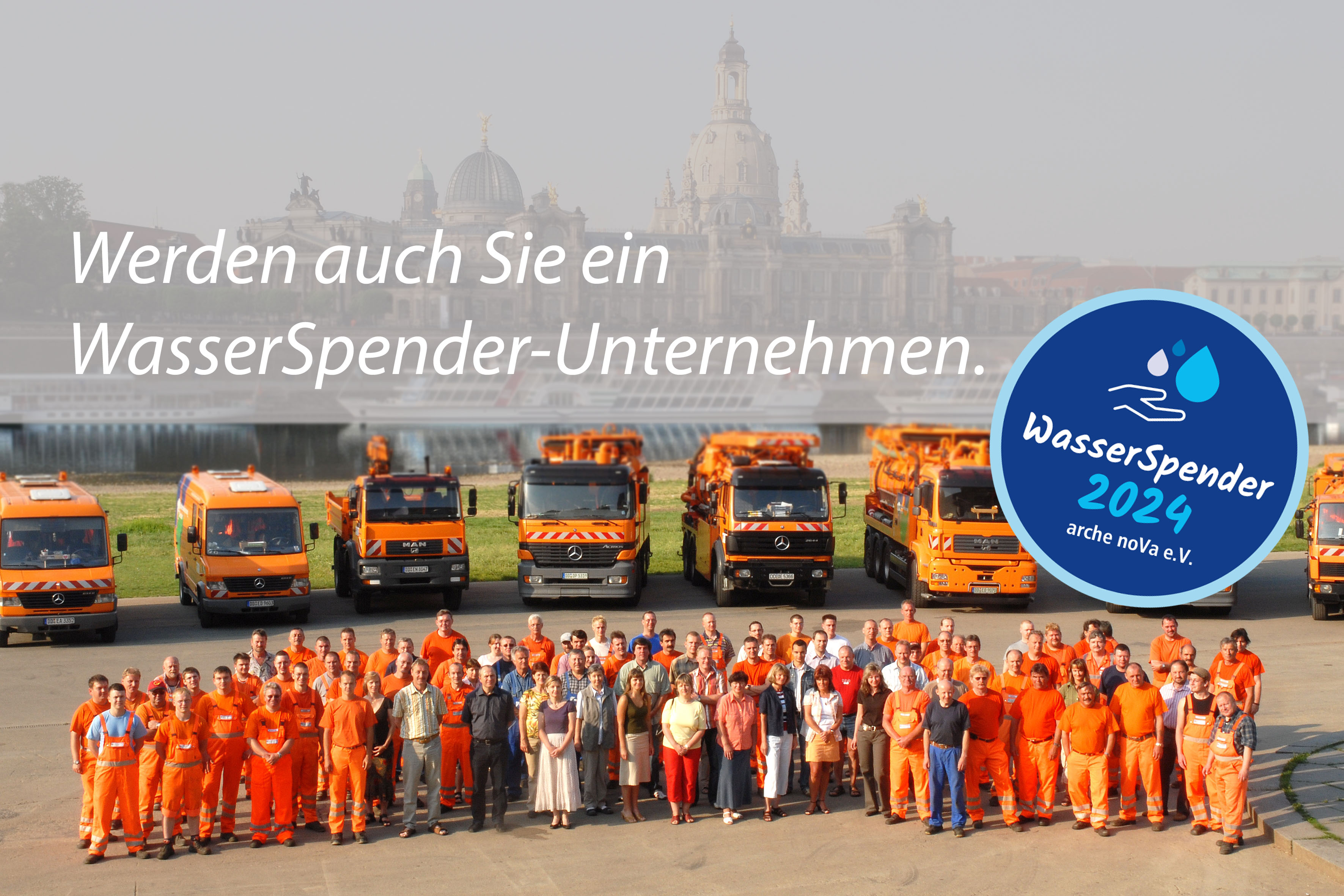 Gruppenbild der Stadtentwässerung Dresden vor der Skyline der Altstadt