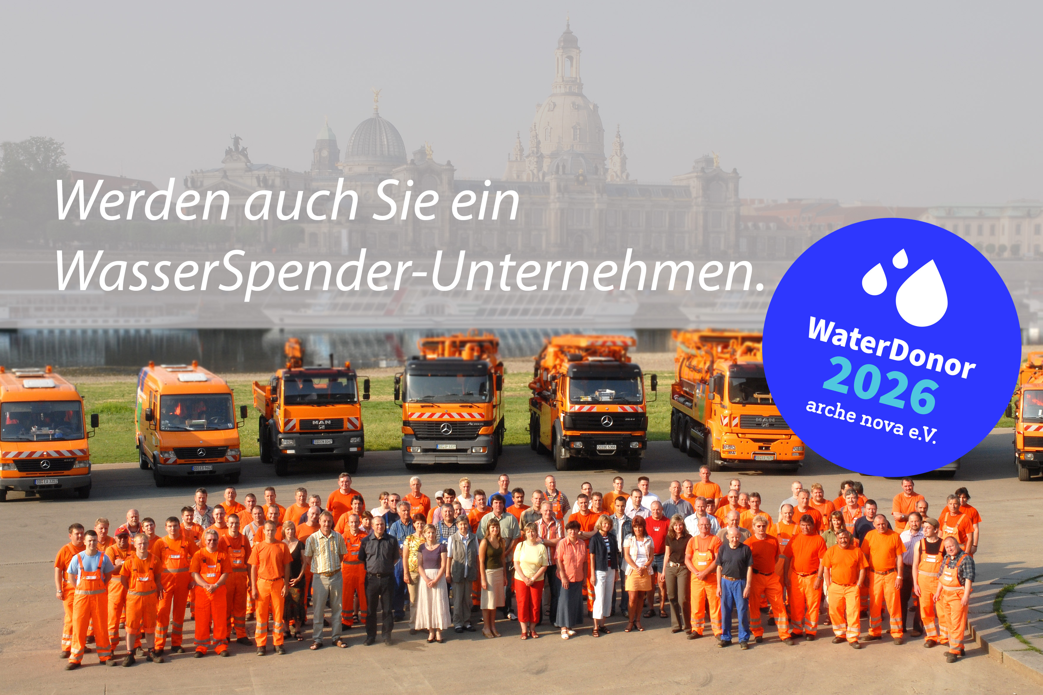 Gruppenbild der Stadtentwässerung Dresden vor der Skyline der Altstadt