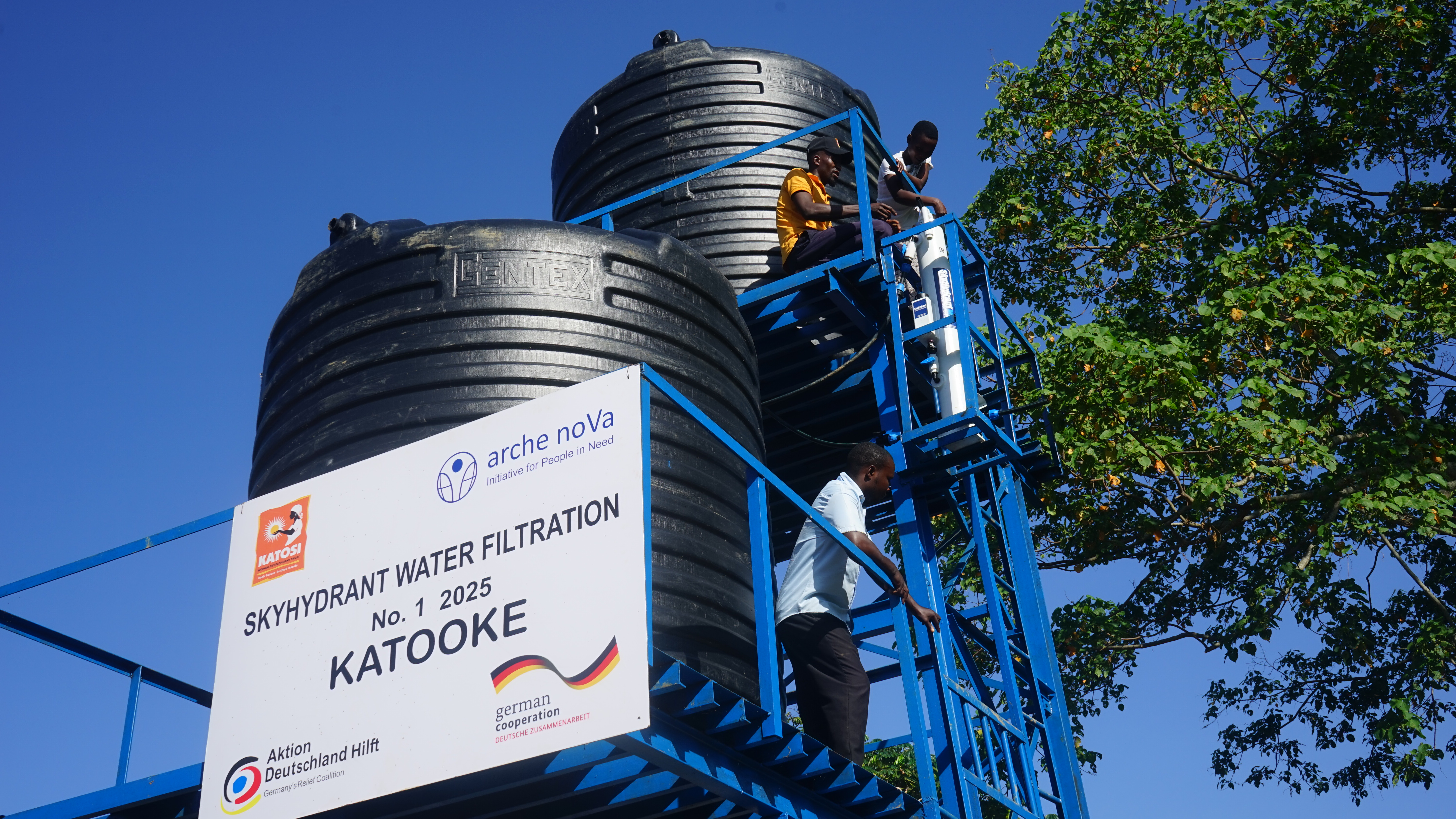Zwei große schwarze Kunststoff-Wassertanks auf einem Metallturm