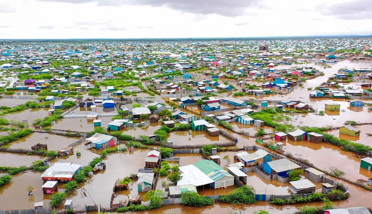 Das Foto zeigt die Luftaufnahme einer überfluteten Gemeinde in Äthiopien.