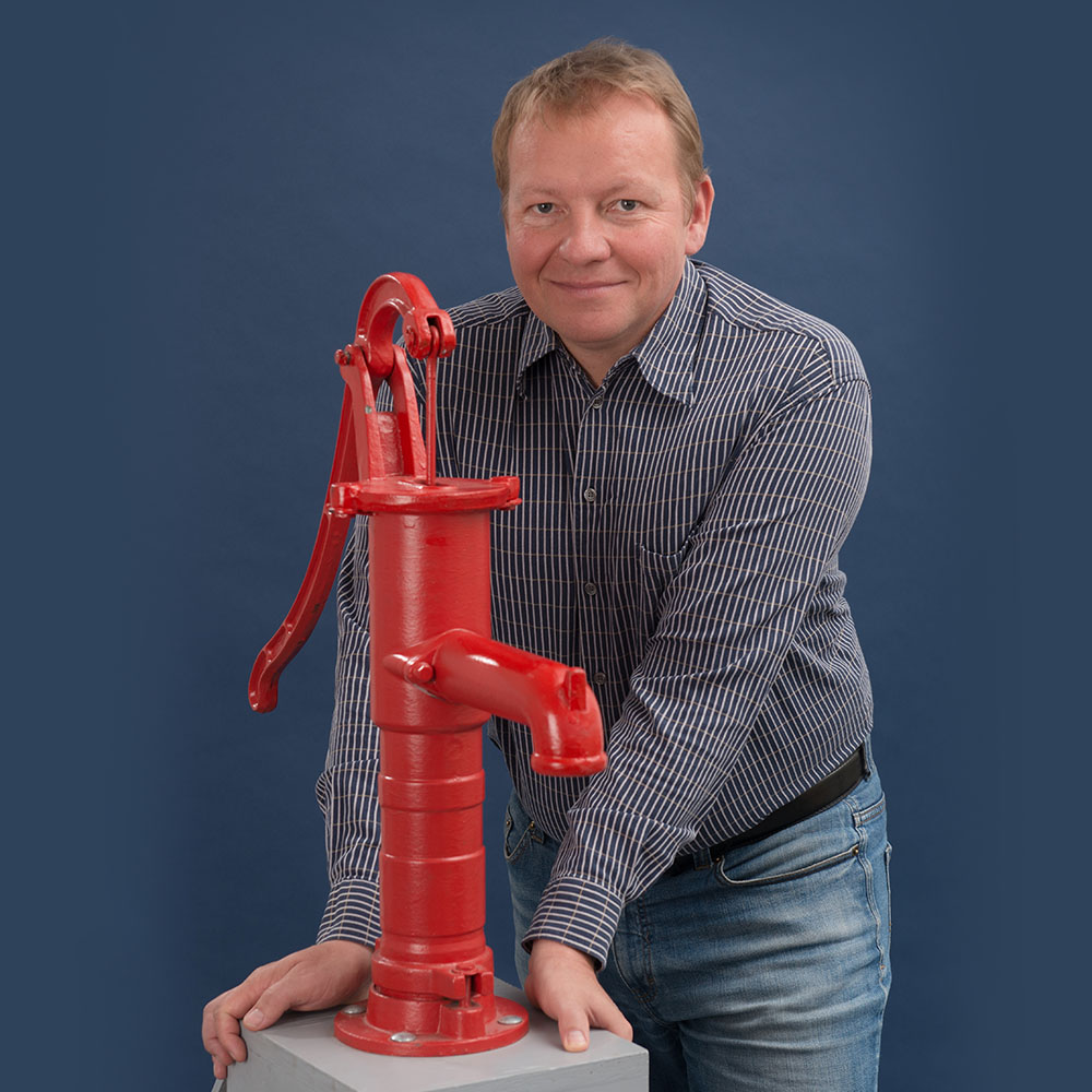Portrait Frank Engel mit roter Pumpe