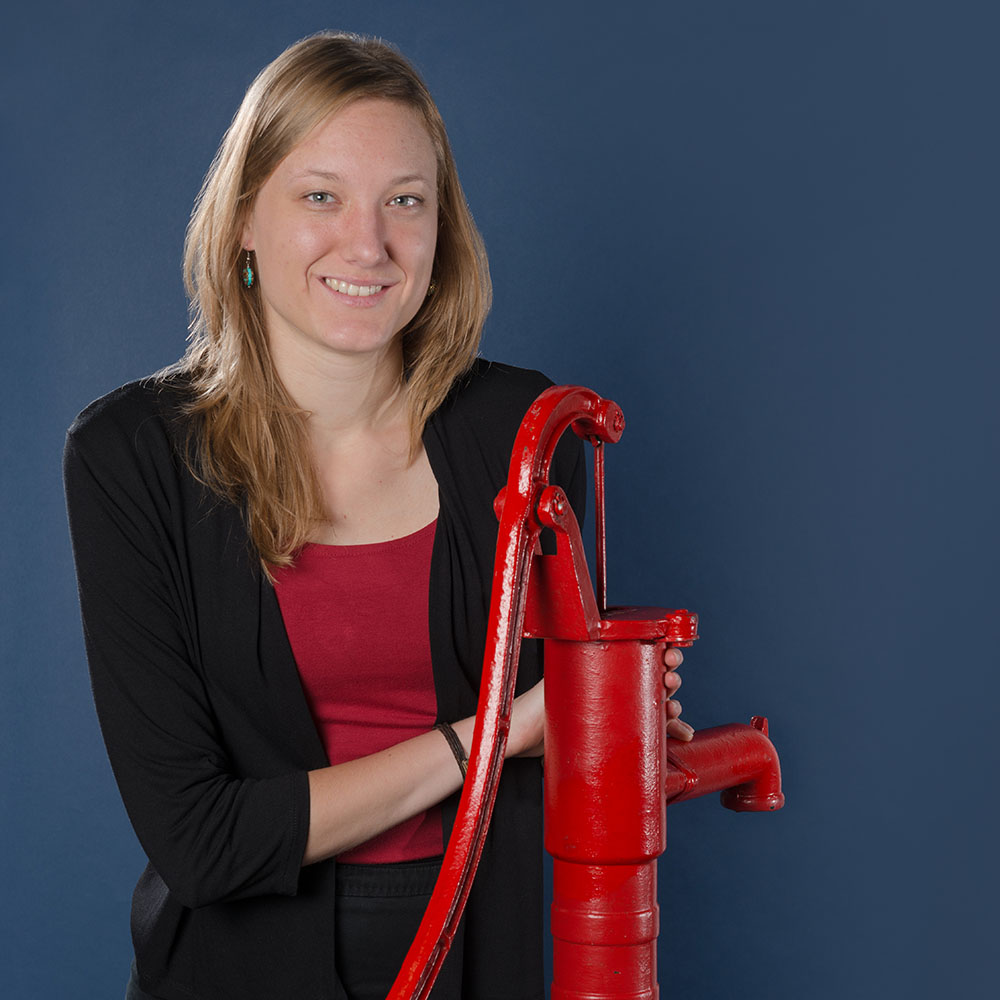 Portrait Janina Dreier mit roter Pumpe