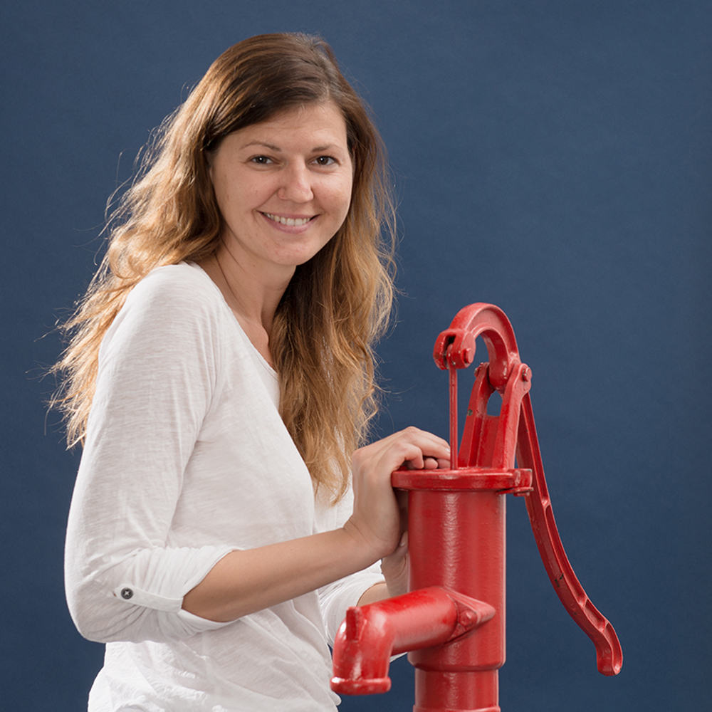 Portrait Kathrin Damm mit roter Pumpe