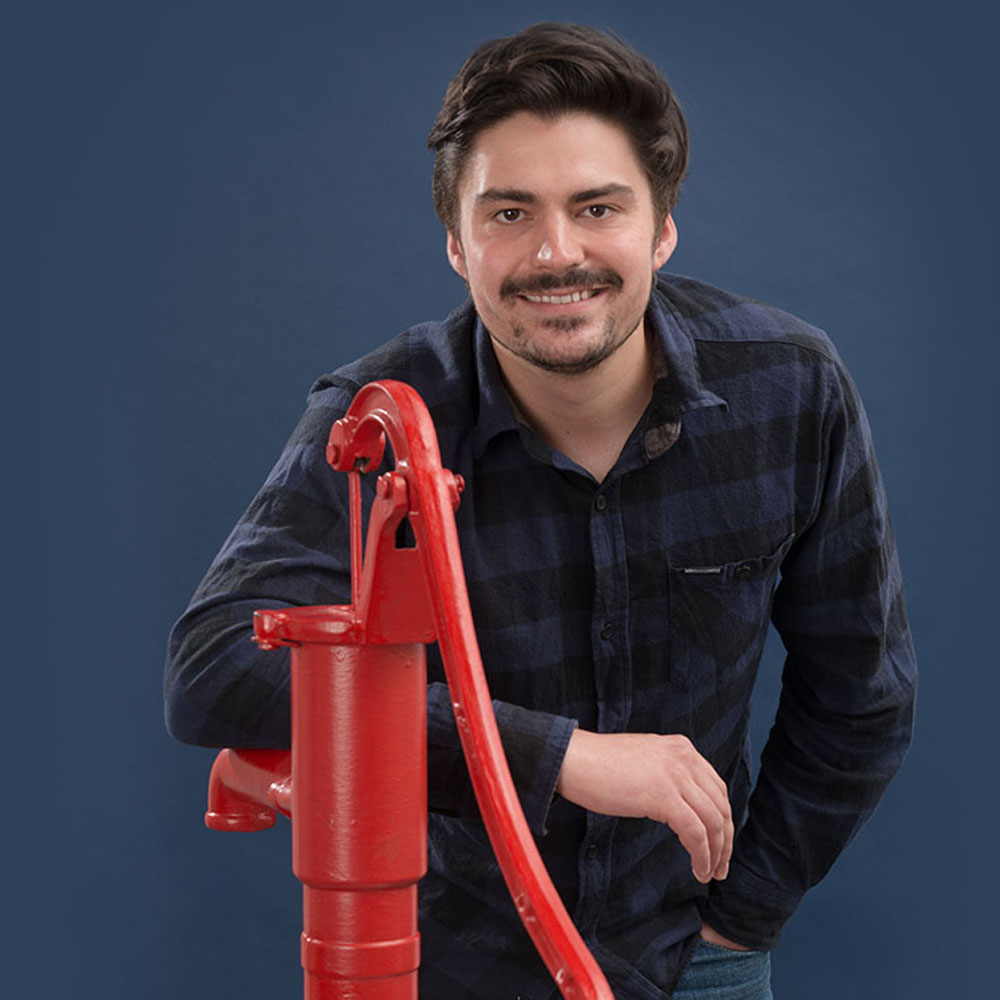 Portrait Lorenz Ewers mit roter Pumpe