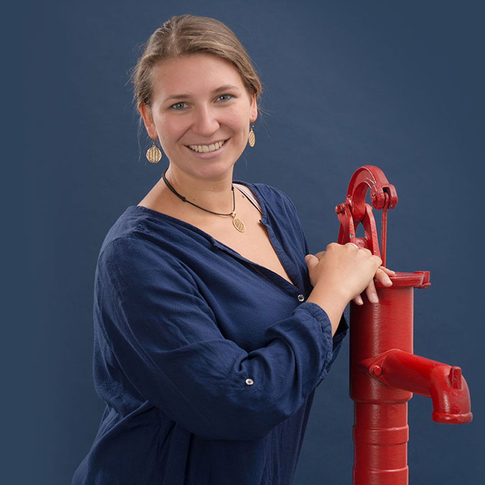 Portrait Mara Kayser mit roter Pumpe