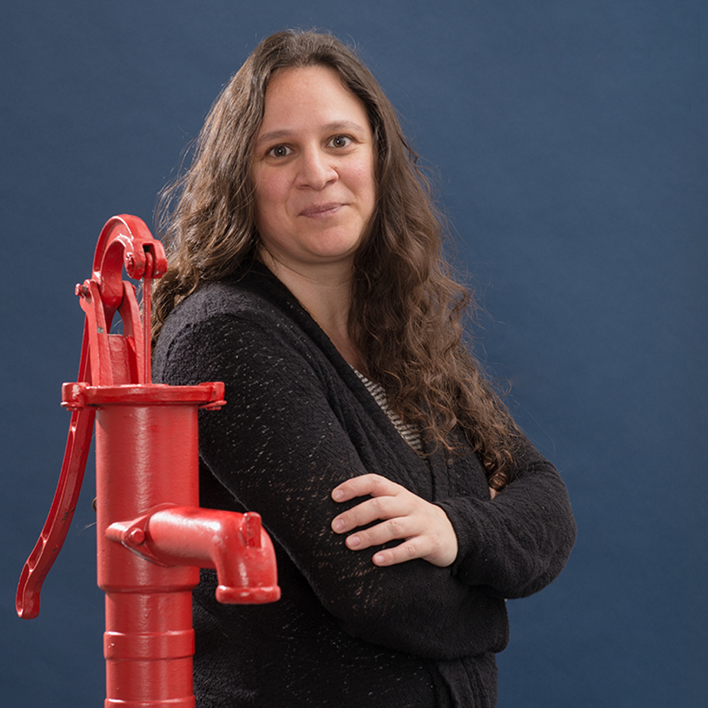 Portrait Marina Thomopoulou mit roter Pumpe