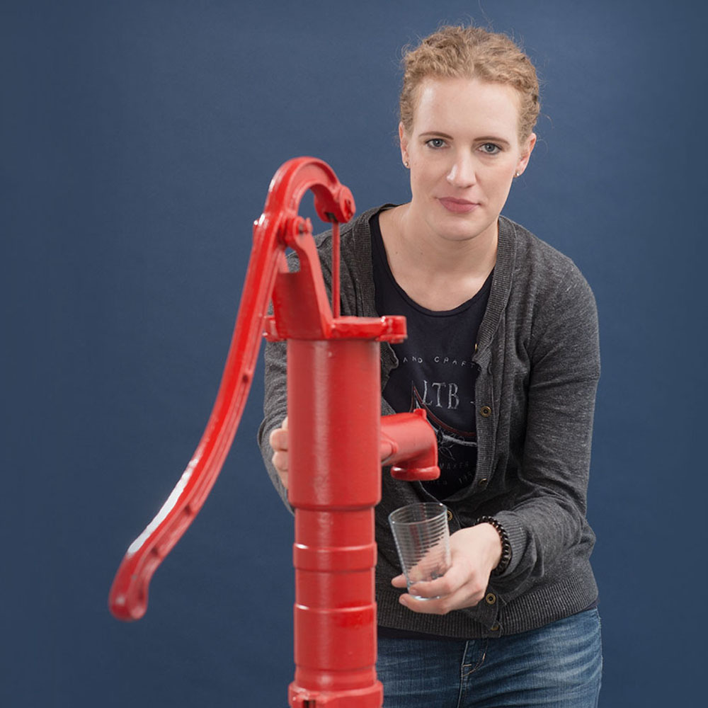 Portrait Martina Kretschmann mit roter Pumpe