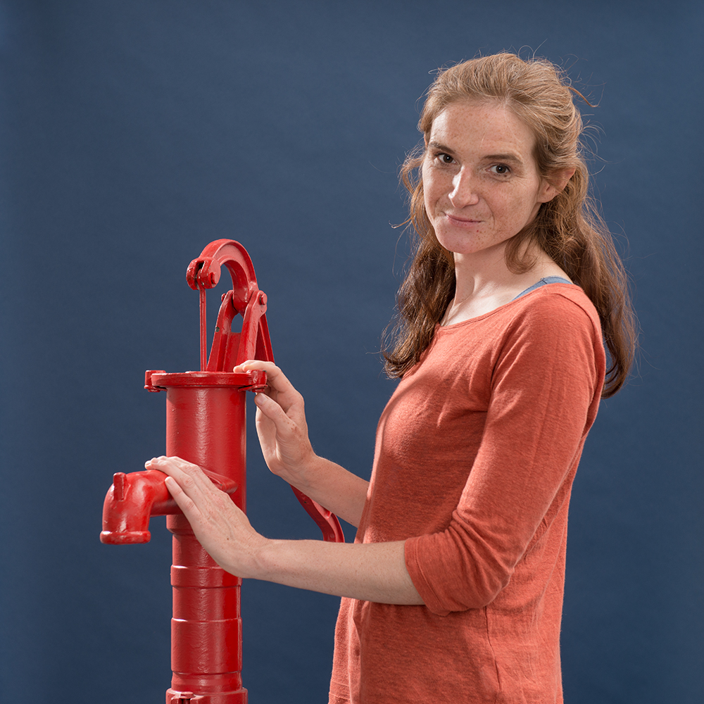 Portrait Sarah Kendziorra mit roter Pumpe