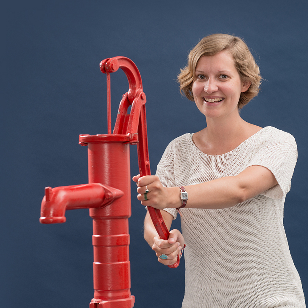 Portrait Stefanie Knörr mit roter Pumpe