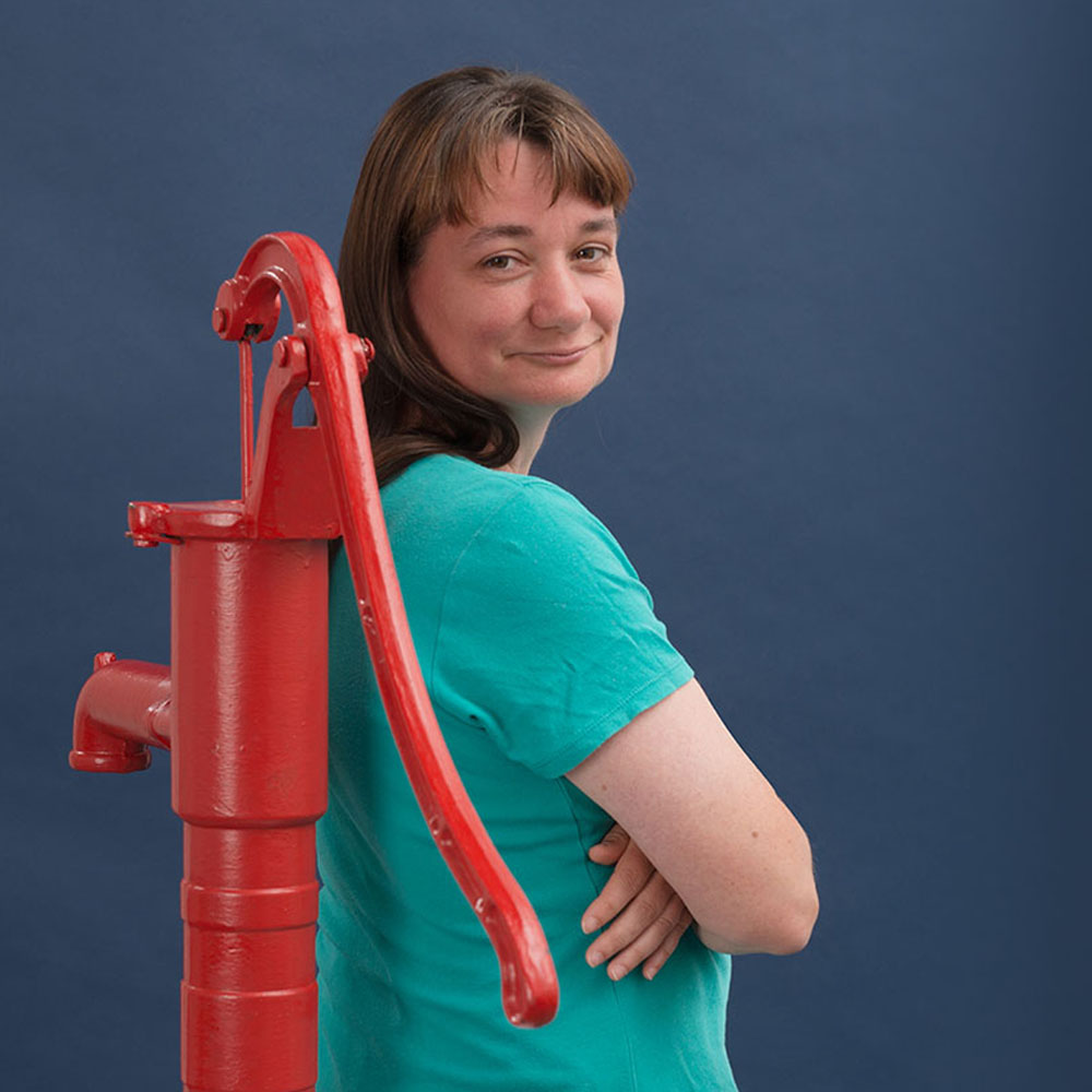 Portrait Susanne Deckenbach mit roter Pumpe