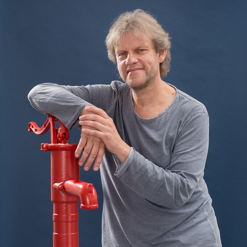 Portrait Sven Jörren mit roter Pumpe