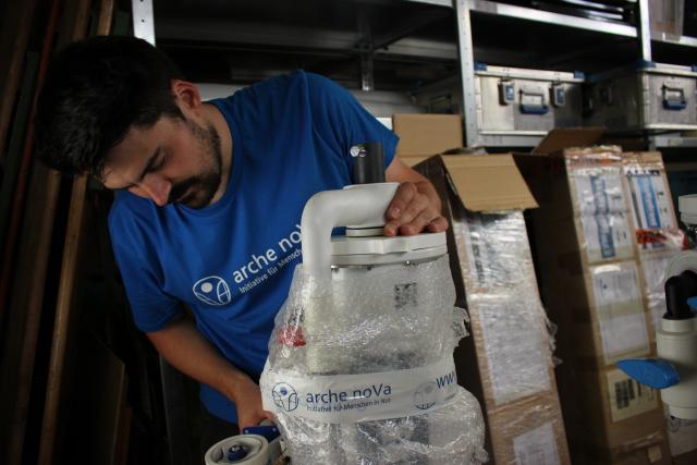 Skyhydrant wird verpackt für Einsatz in Haiti - CloseUp