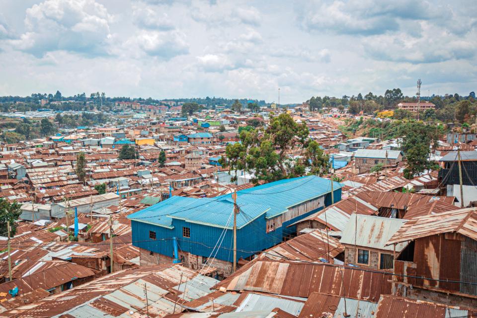 Überblick über Kibera mit Schulgebäude