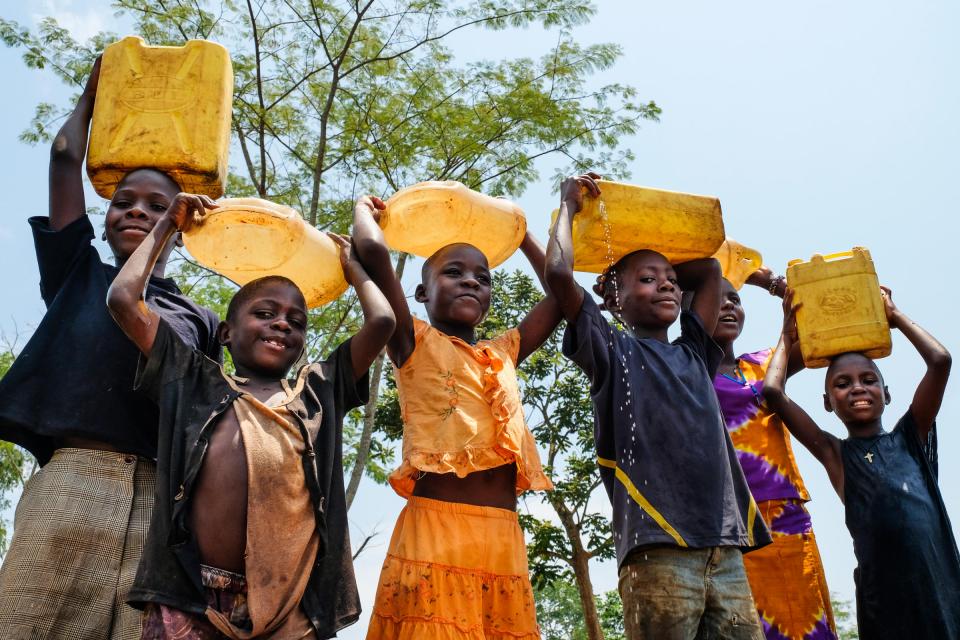 Kinder aus Lusera mit Wasserkanistern